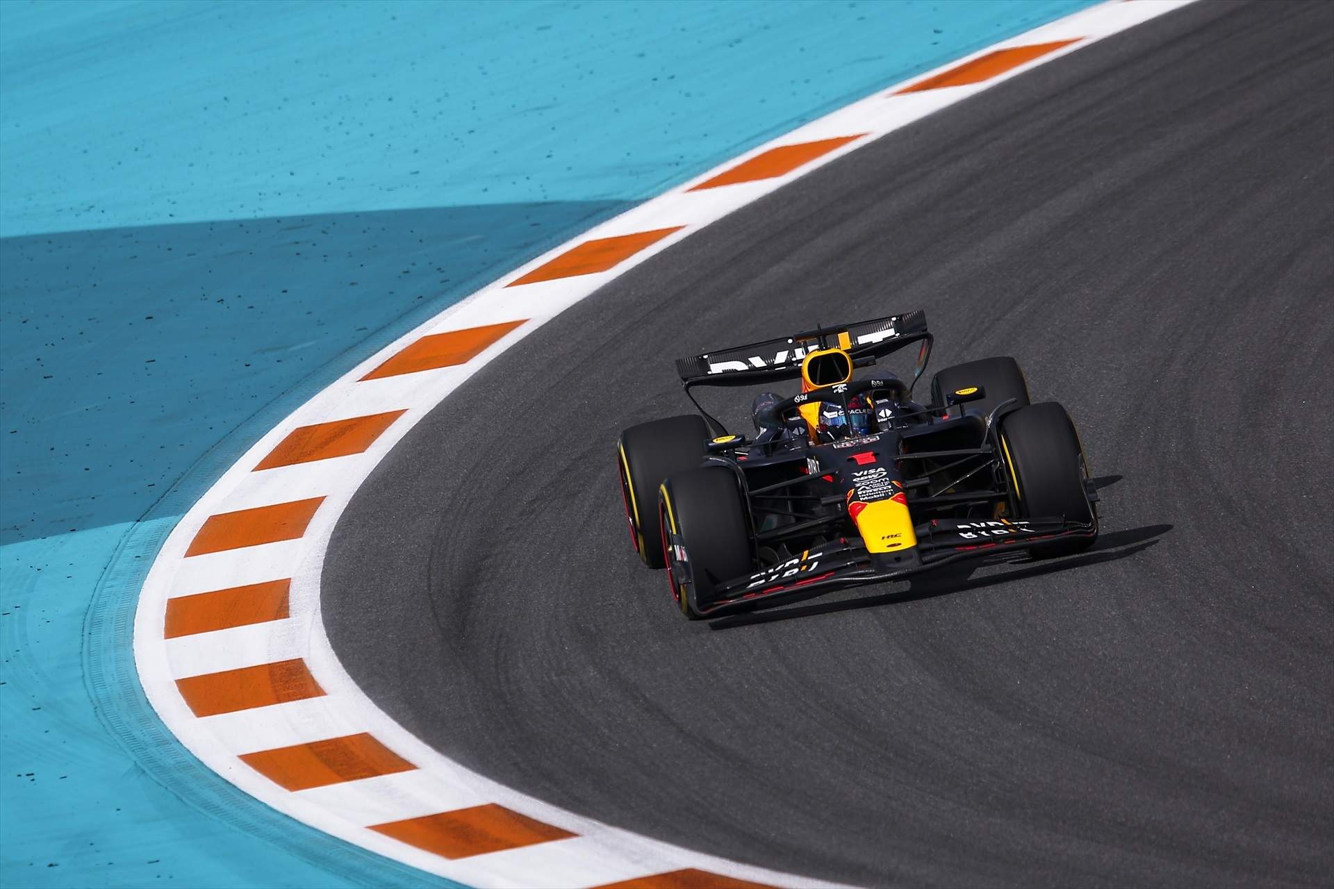 Max Verstappen se pasea por las playas de Miami y gana la carrera al sprint