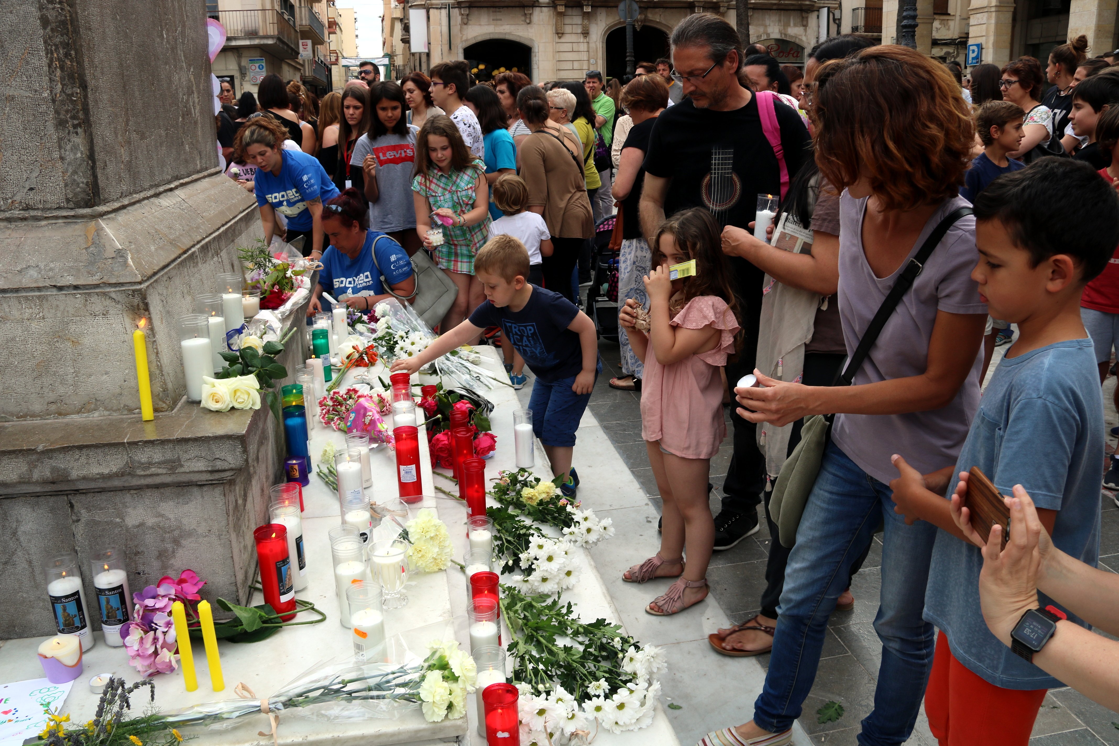 Ofrenda floral en recuerdo de la niña asesinada ayer en Vilanova i la Geltrú