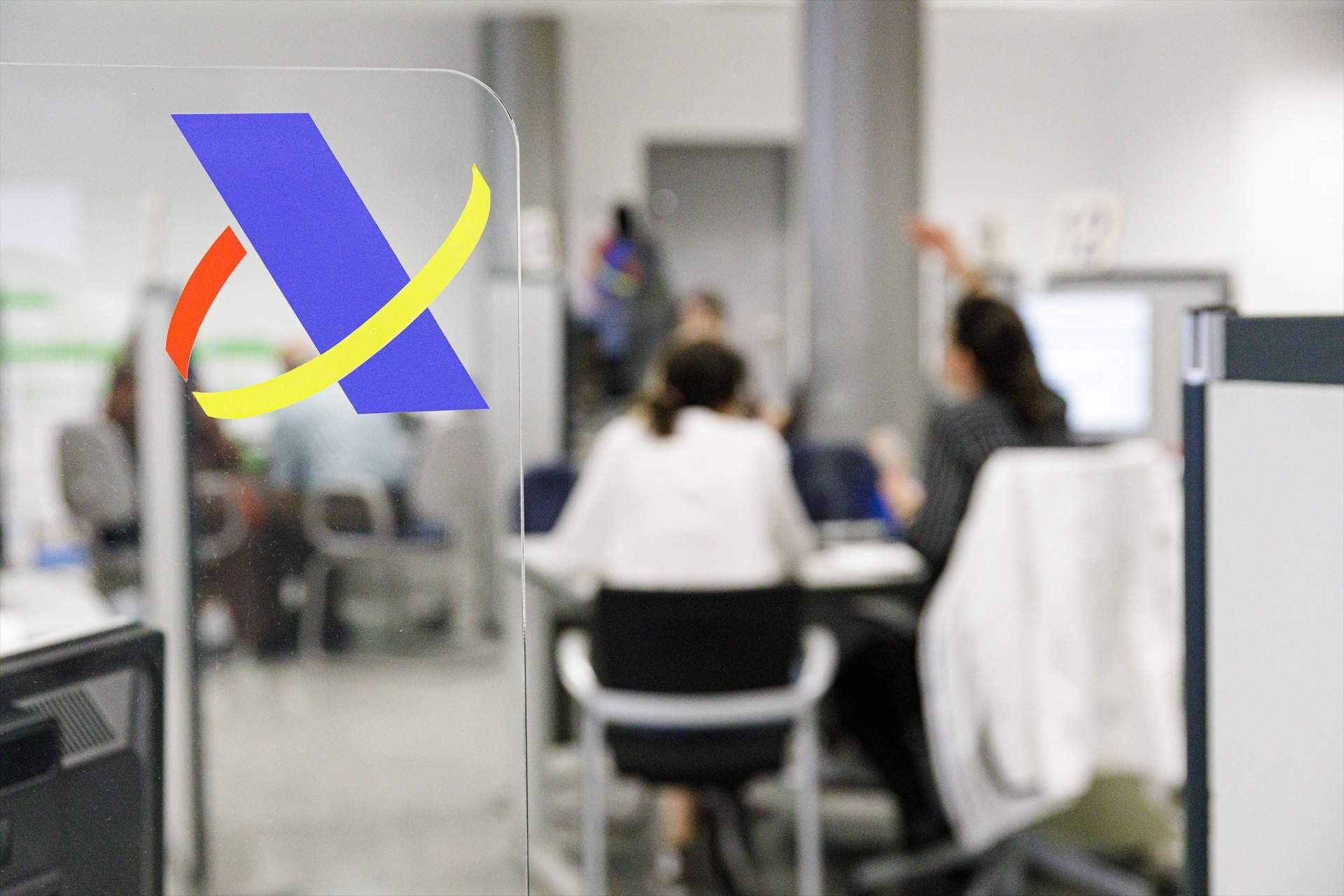 Los trabajadores que cobren de dos empresas deben hacer un cambio para no pagar en la declaración de la renta