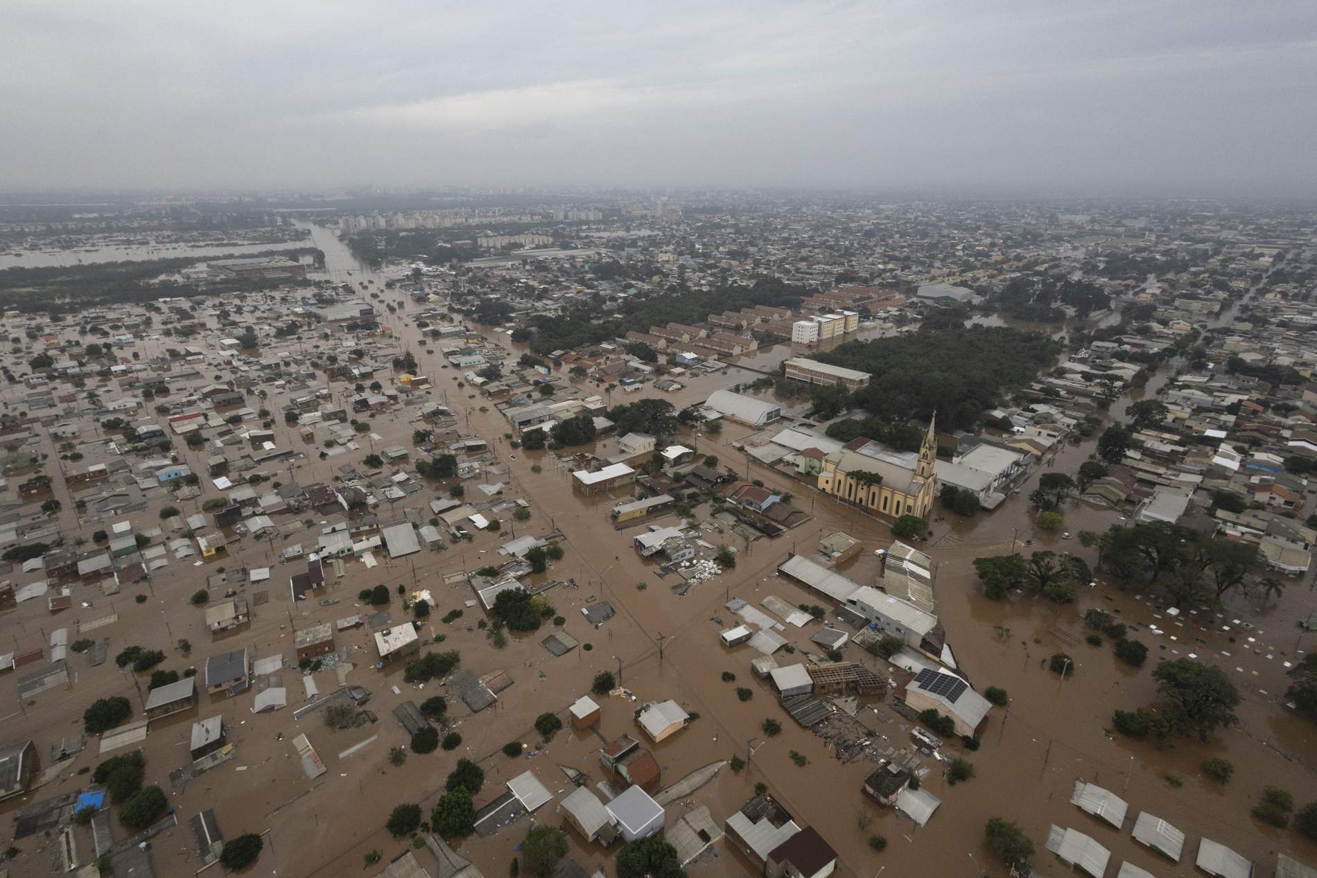 Al menos 76 muertos y miles de desplazados por las inundaciones históricas al sur del Brasil