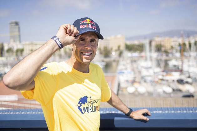 Adam Raga Red Bull Wings for Life poniendo con la gorra / Foto: Miquel Muñoz
