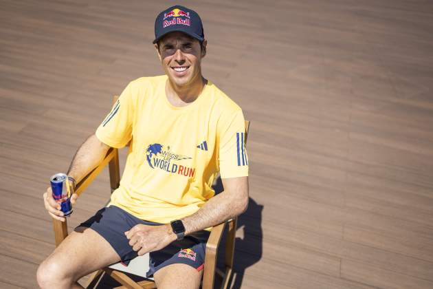 Adam Raga pone con lata de Red Bull Wings for Life / Foto: Miquel Muñoz Adam Raga pone con lata de Red Bull Wings for Life / Foto: Miquel Muñoz