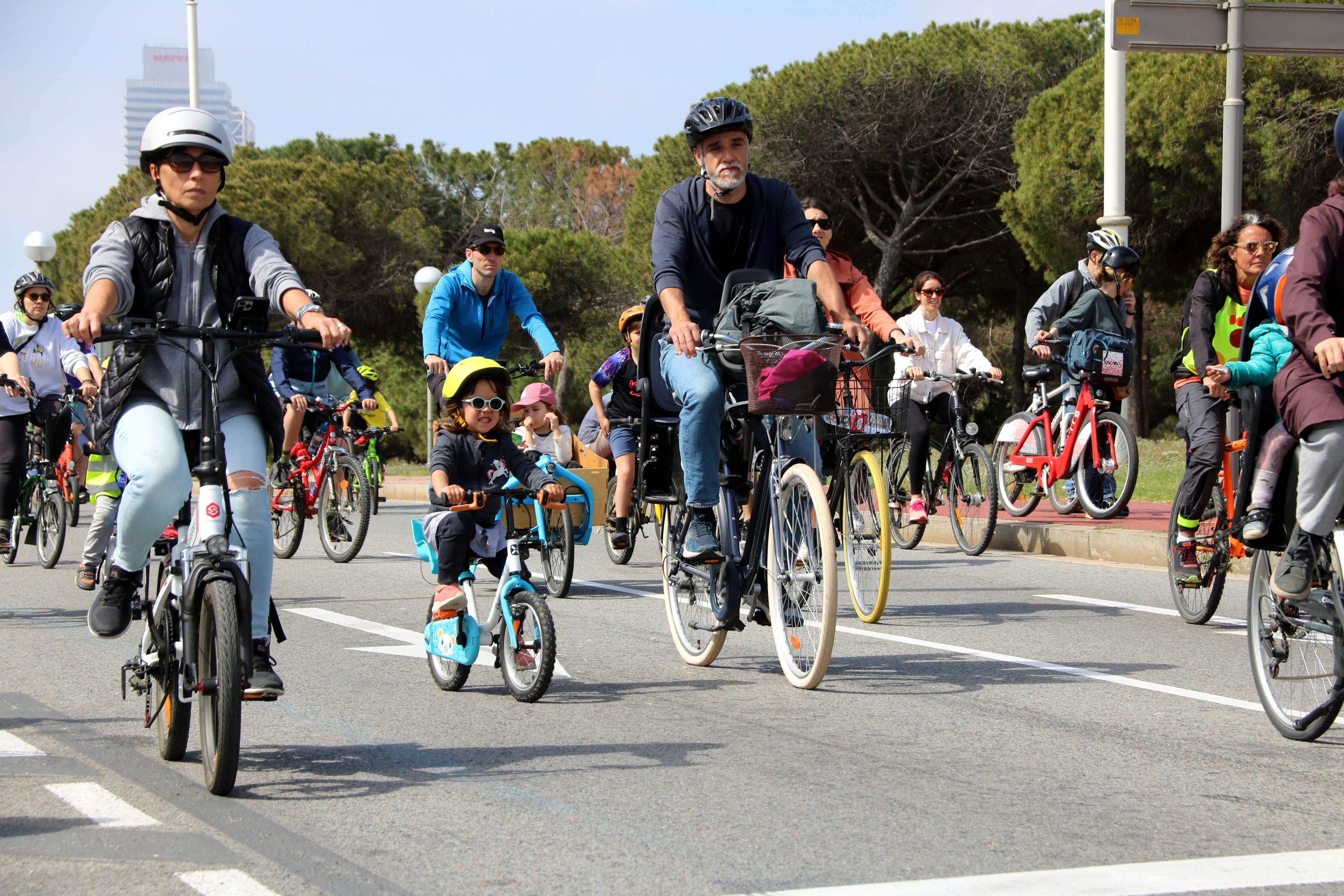 Pedalada multitudinària a Barcelona pel desplaçament segur en bici: "Els carrers són de tots"