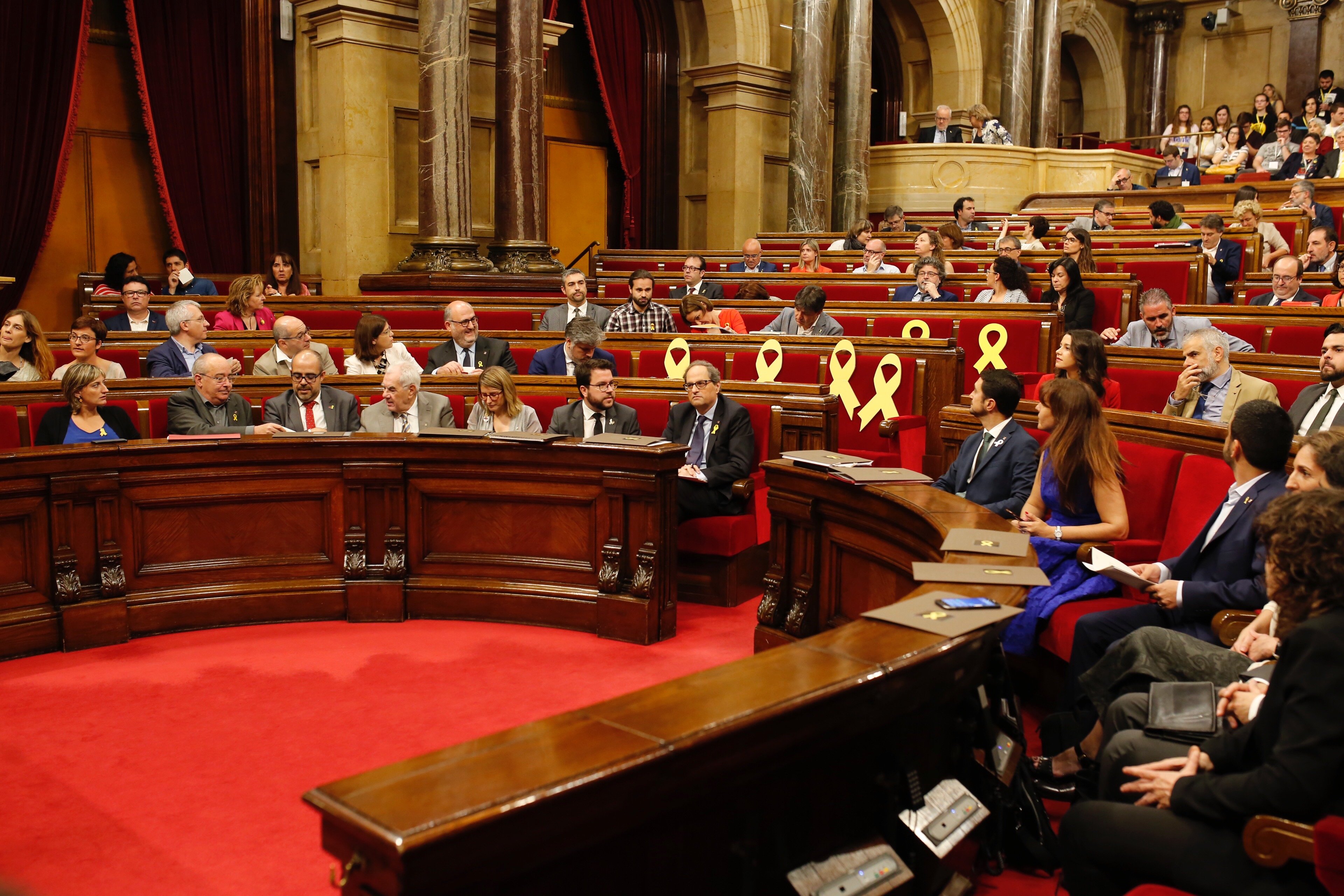 El Govern ocupa al Parlament els seus escons, sense llaços grocs