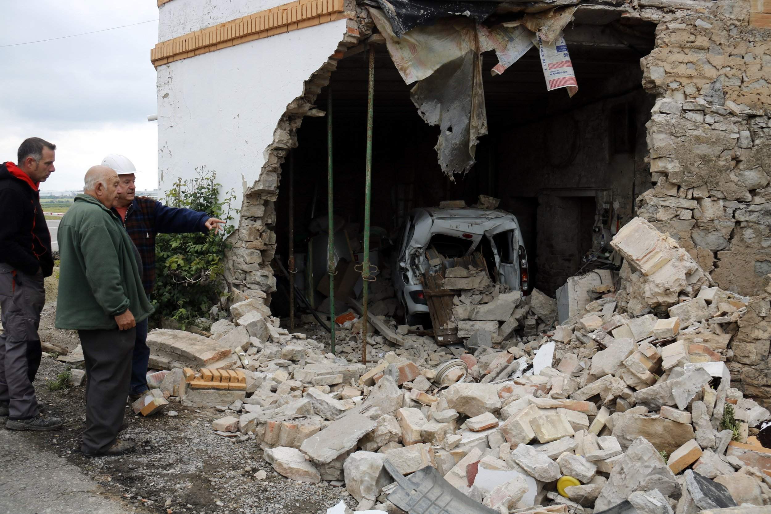 Un camió s'encasta contra una casa a la N-II a Curullada