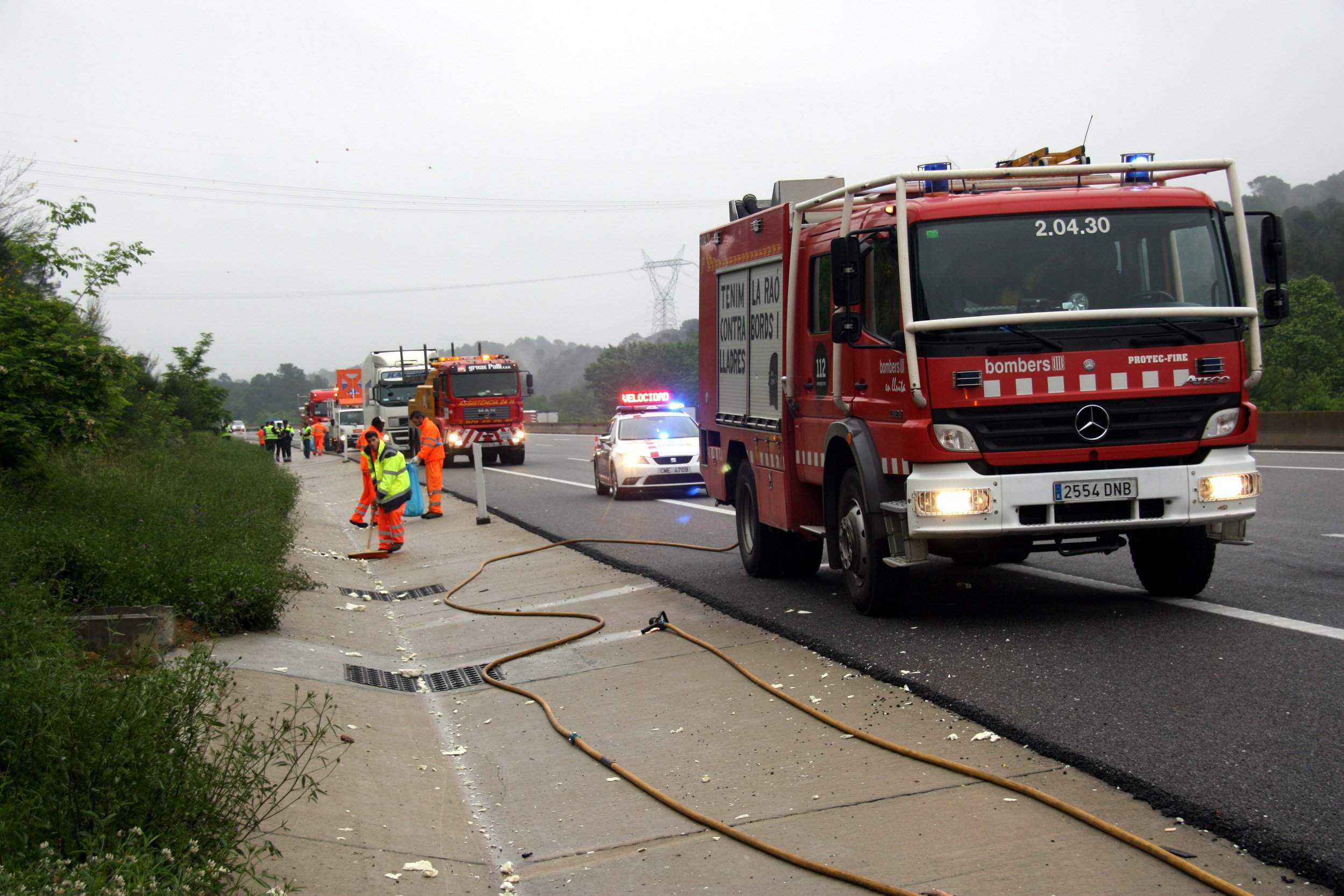 Un ferit greu en bolcar el seu camió a l'AP-7 a l'altura del Gironès