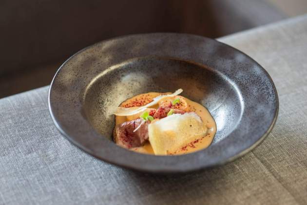 Los gnocchi de boniato con salsa de tomillo y toma|presa ibérica de 1497 / Foto: Marta Garreta