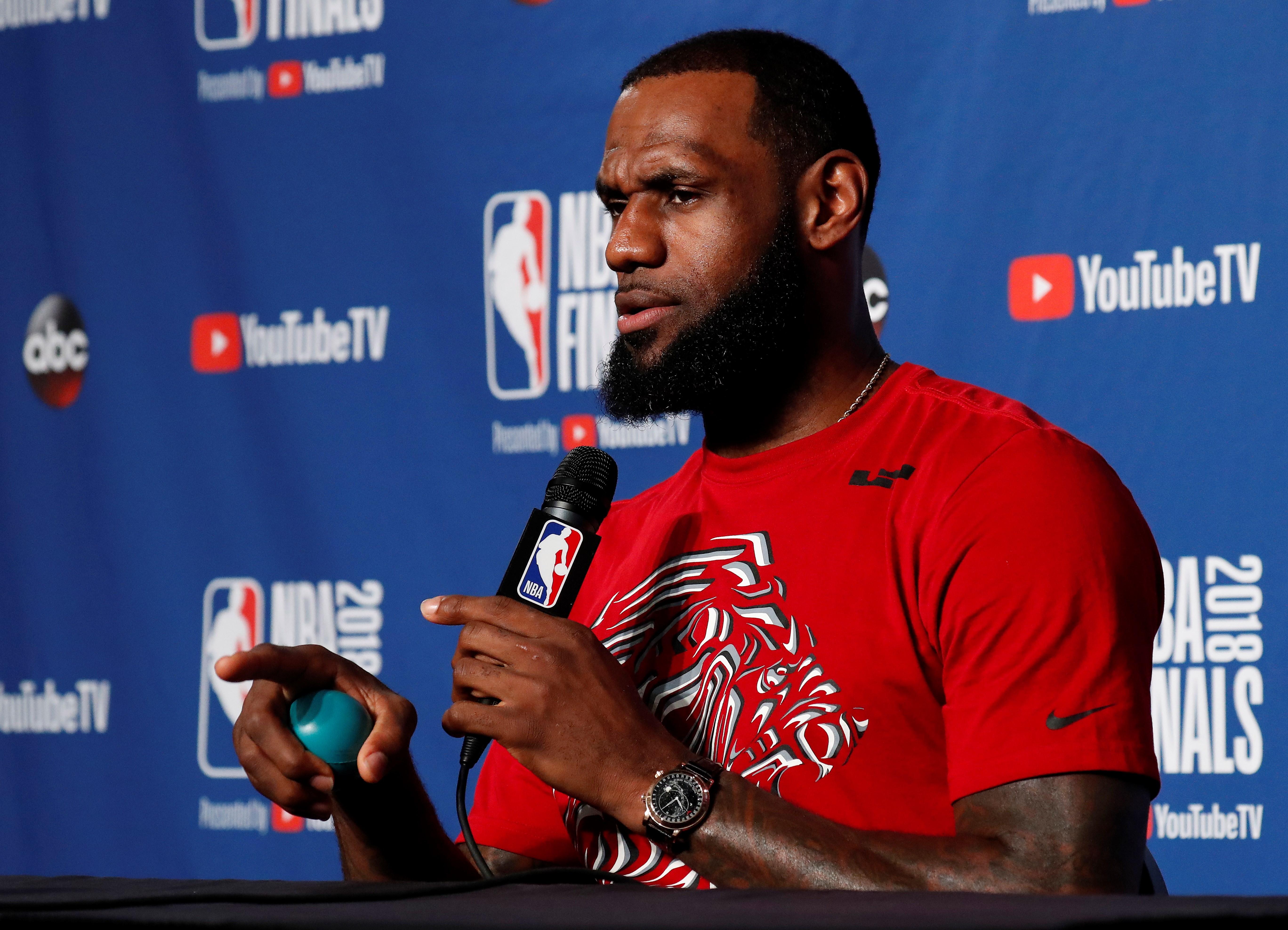 Trump sigue disparando y ahora ataca a LeBron James: "No es fácil que parezca inteligente"