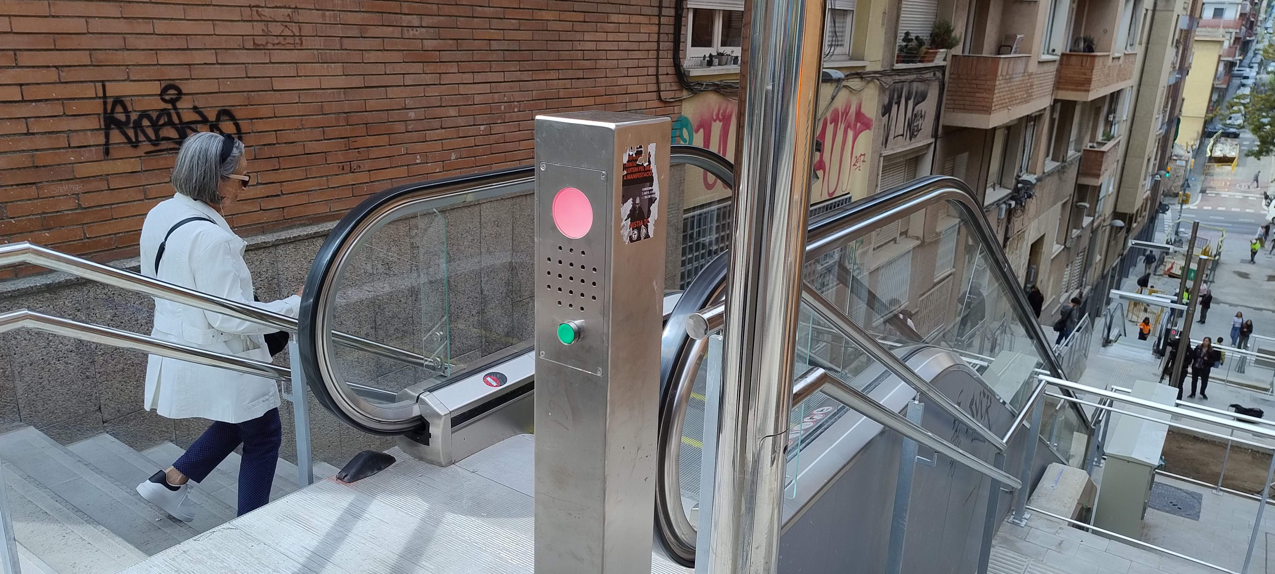 Contentar a la vez a vecinos y turistas: el reto de las escaleras mecánicas reversibles hacia el Park Güell