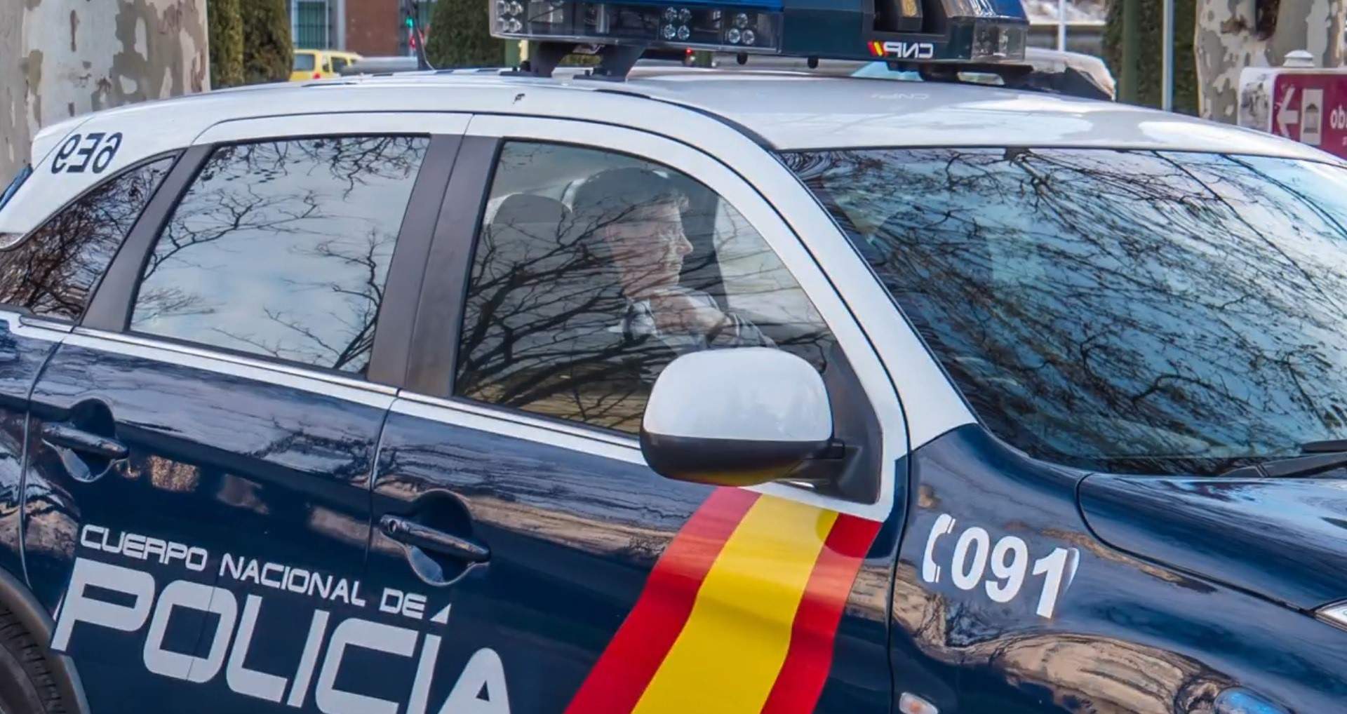 Ciutadans asseu Puigdemont dins d'un cotxe de la policia espanyola pel 12-M