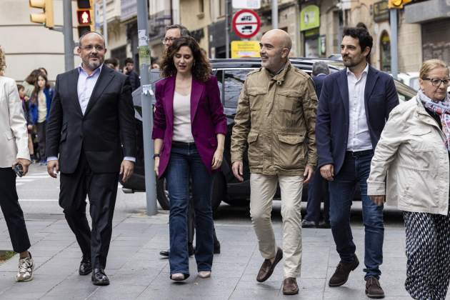 BARBETA passejada sarrià PP eleccions Catalunya 2024, Ayuso, Sirera, Alejandro Fernández / Foto: Carlos Baglietto BARBETA passejada sarrià PP eleccions Catalunya 2024, Ayuso, Sirera, Alejandro Fernández / Foto: Carlos Baglietto