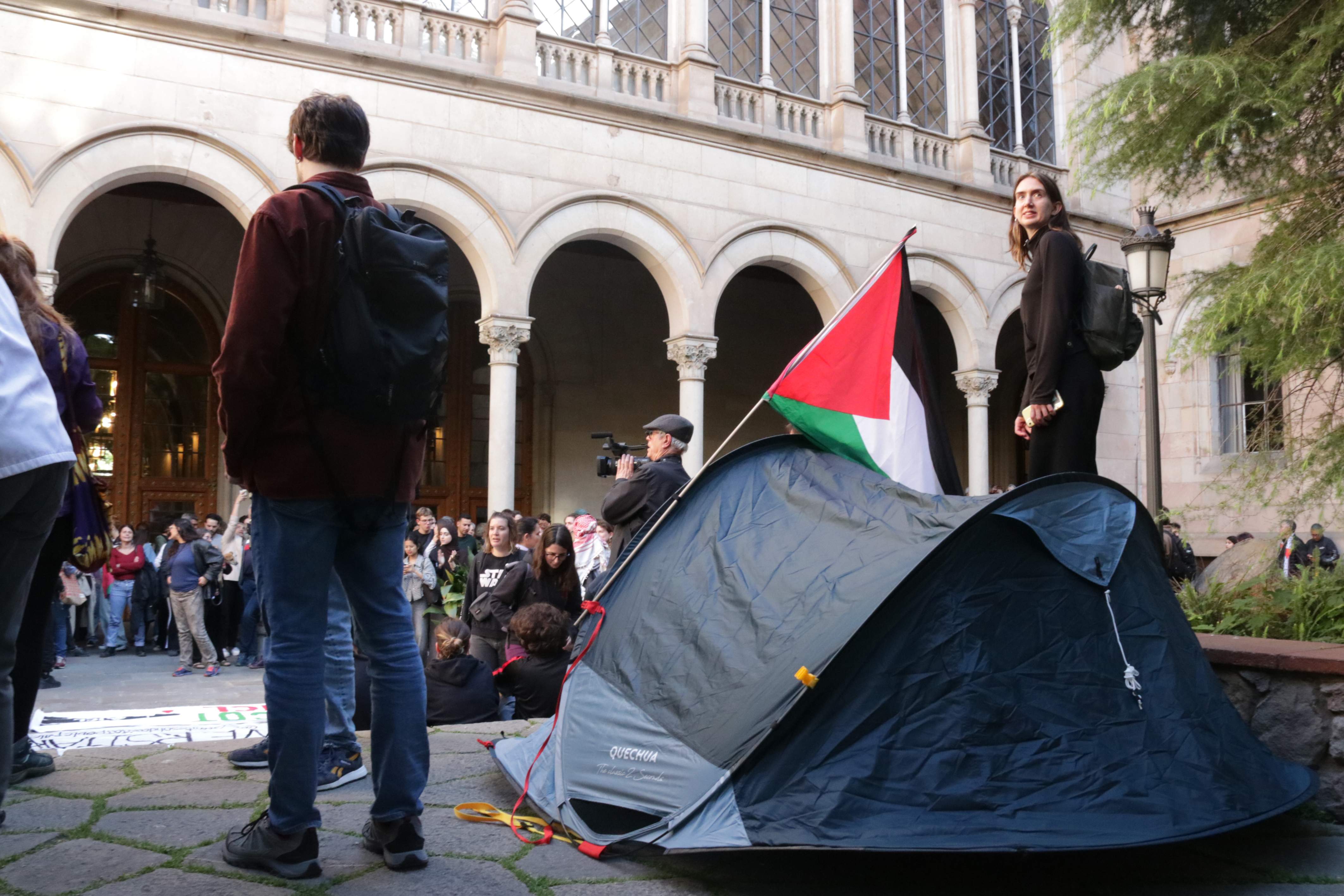 Revuelta estudiantil propalestina en la UB: decenas de jóvenes acampan en el claustro de la facultad