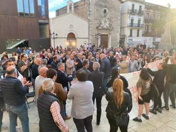 Una protesta d’un grup d’independentistes impedeix la celebració d’un acte de Junts a Vilafranca