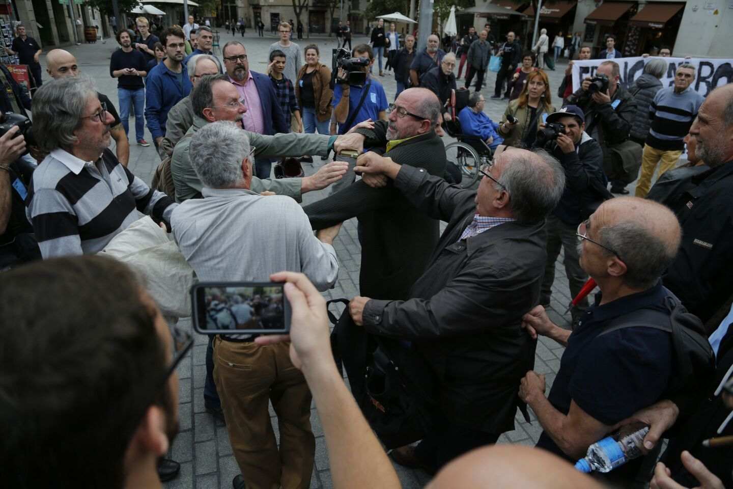 Incidentes en la inauguración de la exposición de Franco en el Born