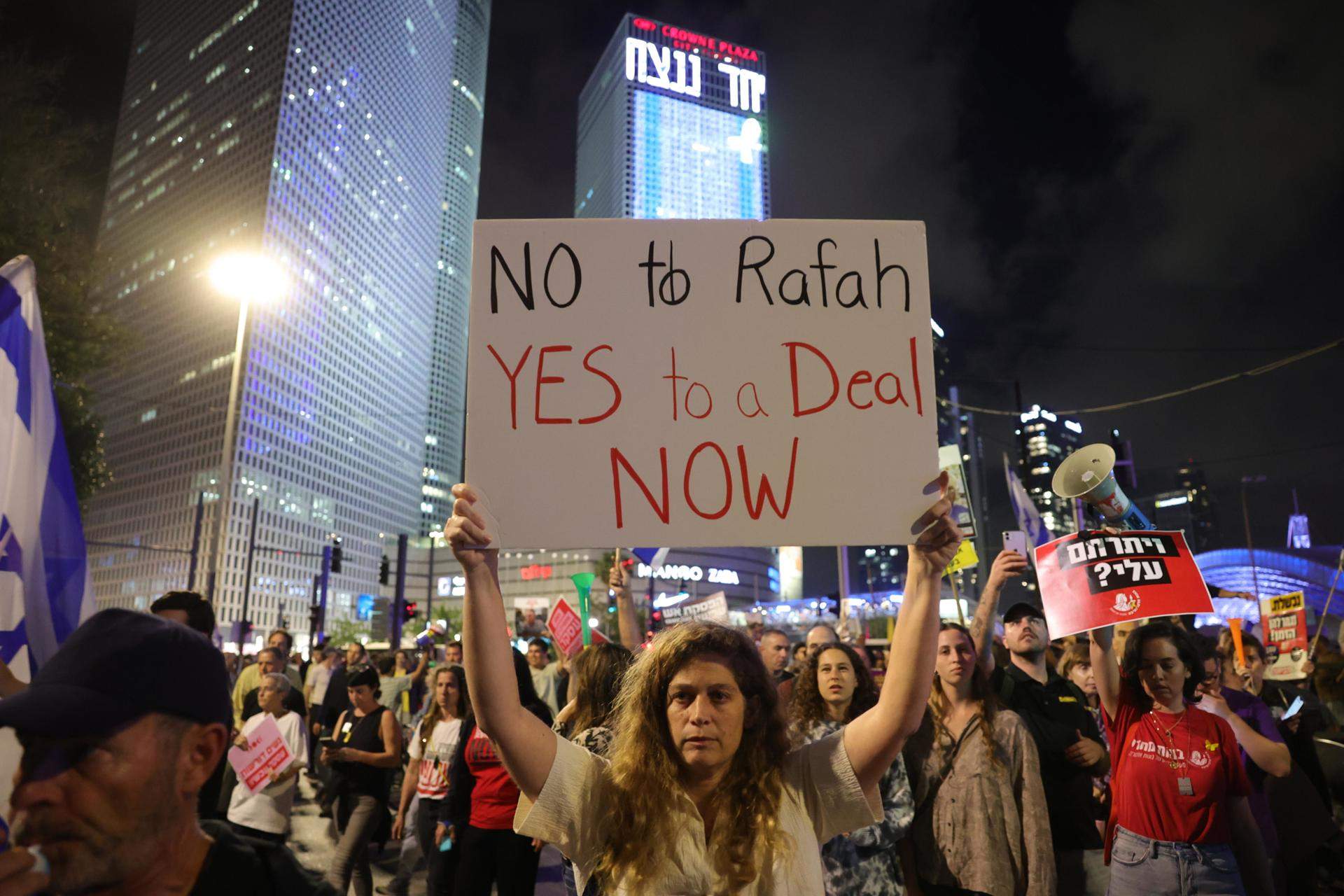 Centenares de israelíes protestan y piden a Netanyahu que acepte un alto el fuego