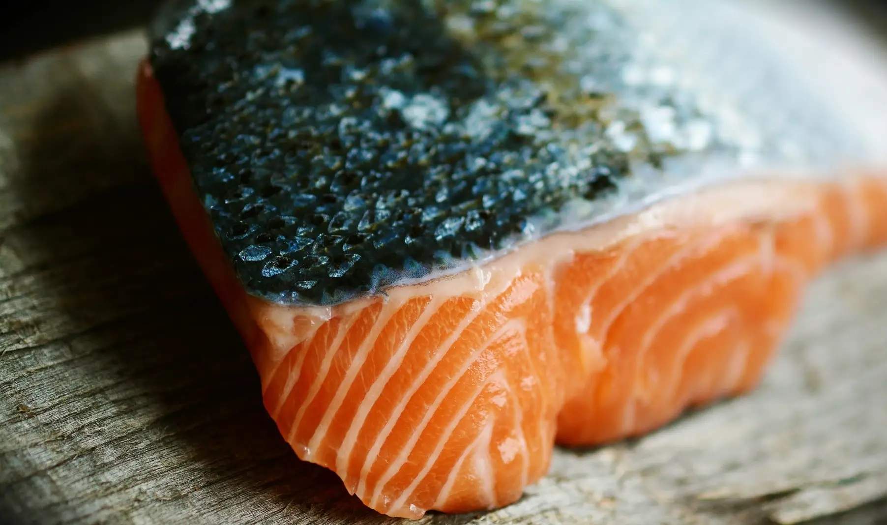 ¿Es bueno comerse la piel del pescado? Los expertos dictan sentencia