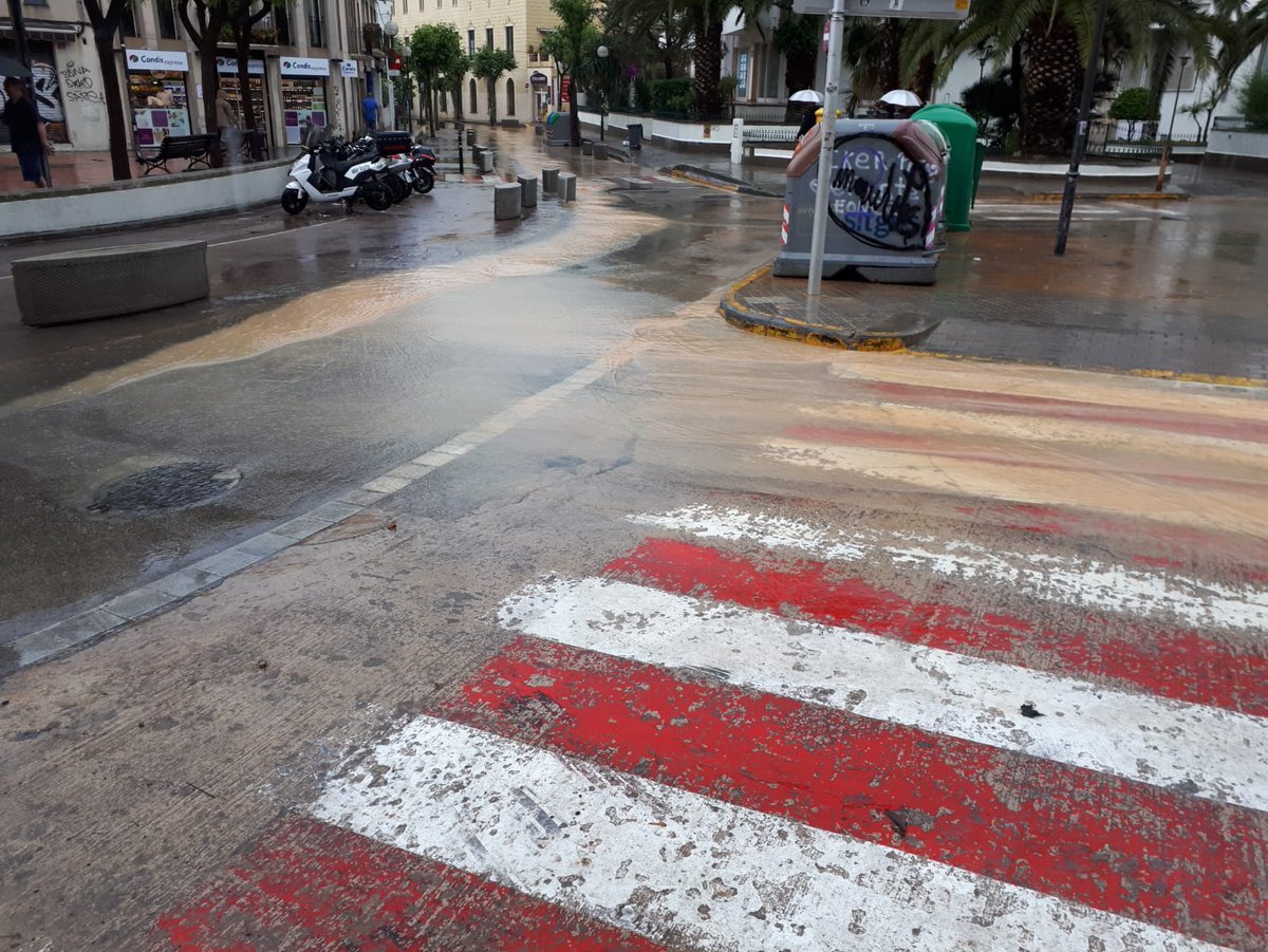 Caos a Sitges: els contenidors campen lliures per carrers convertits en rius