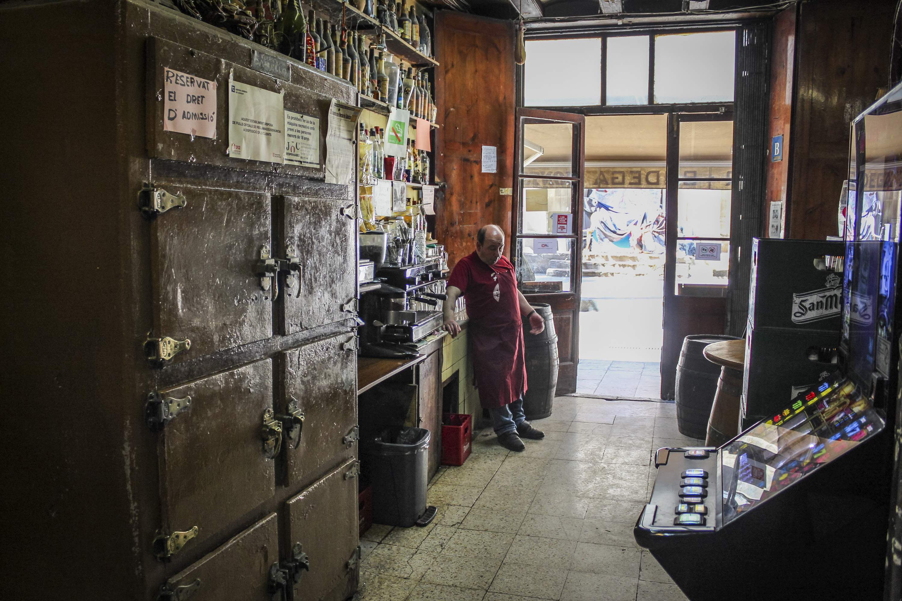 La bodega del Raval que ha sobreviscut cent trenta anys envoltada de meuques i toxicòmans