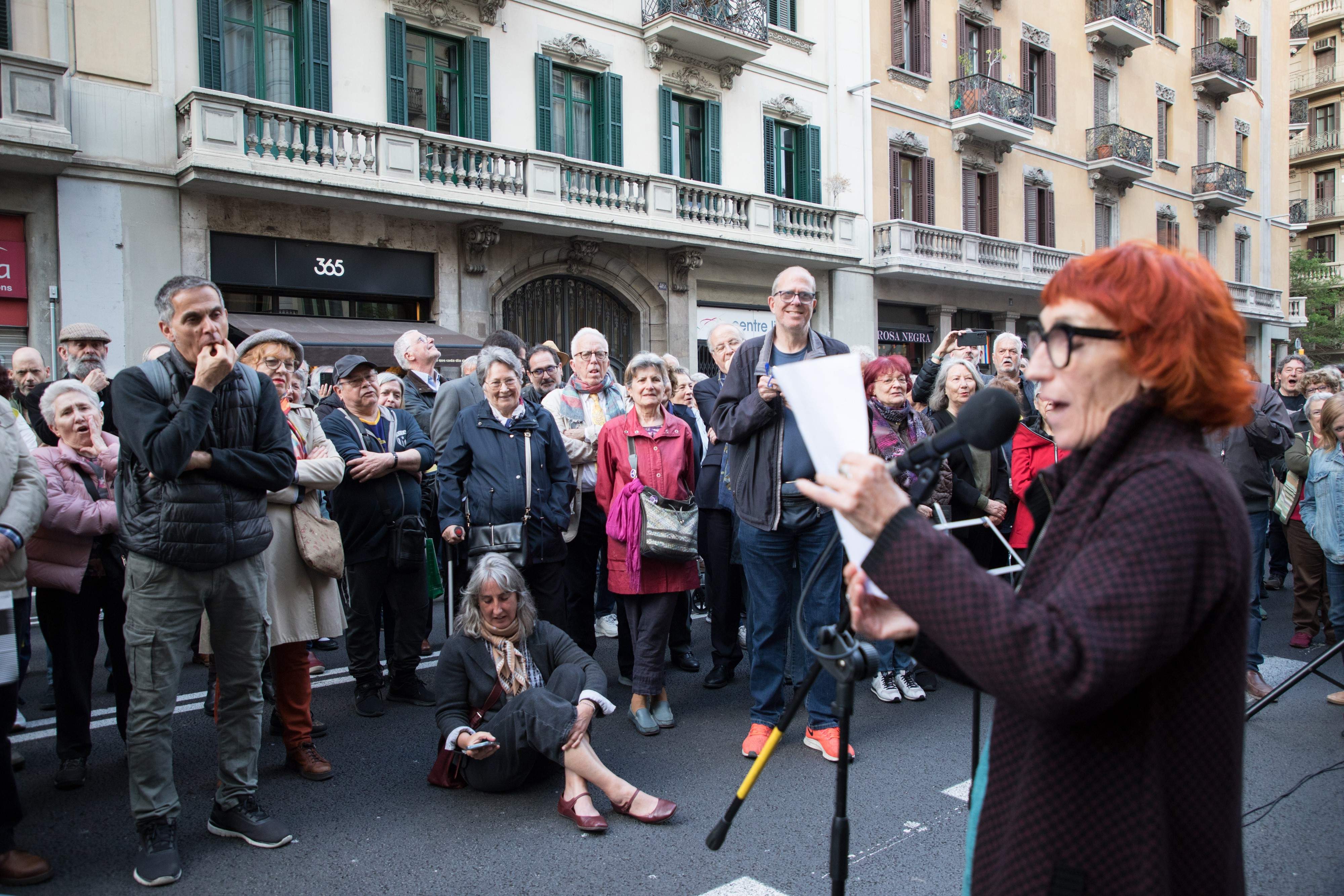 Manifestants desafien la prohibició de la JEC i el TSJC i es planten davant la comissaria de Via Laietana