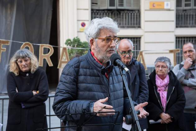 Carles Vallejo, davant la comissaria de policia de Via Laietana. / Foto: Eva Parey Carles Vallejo, davant la comissaria de policia de Via Laietana. / Foto: Eva Parey