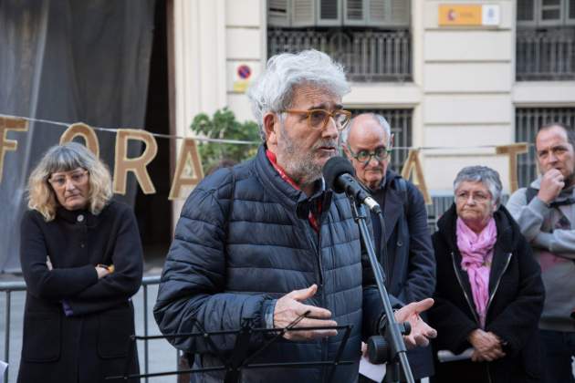 Carles Vallejo, davant la comissaria de  policia de Via Laietana. / Foto: Eva Parey