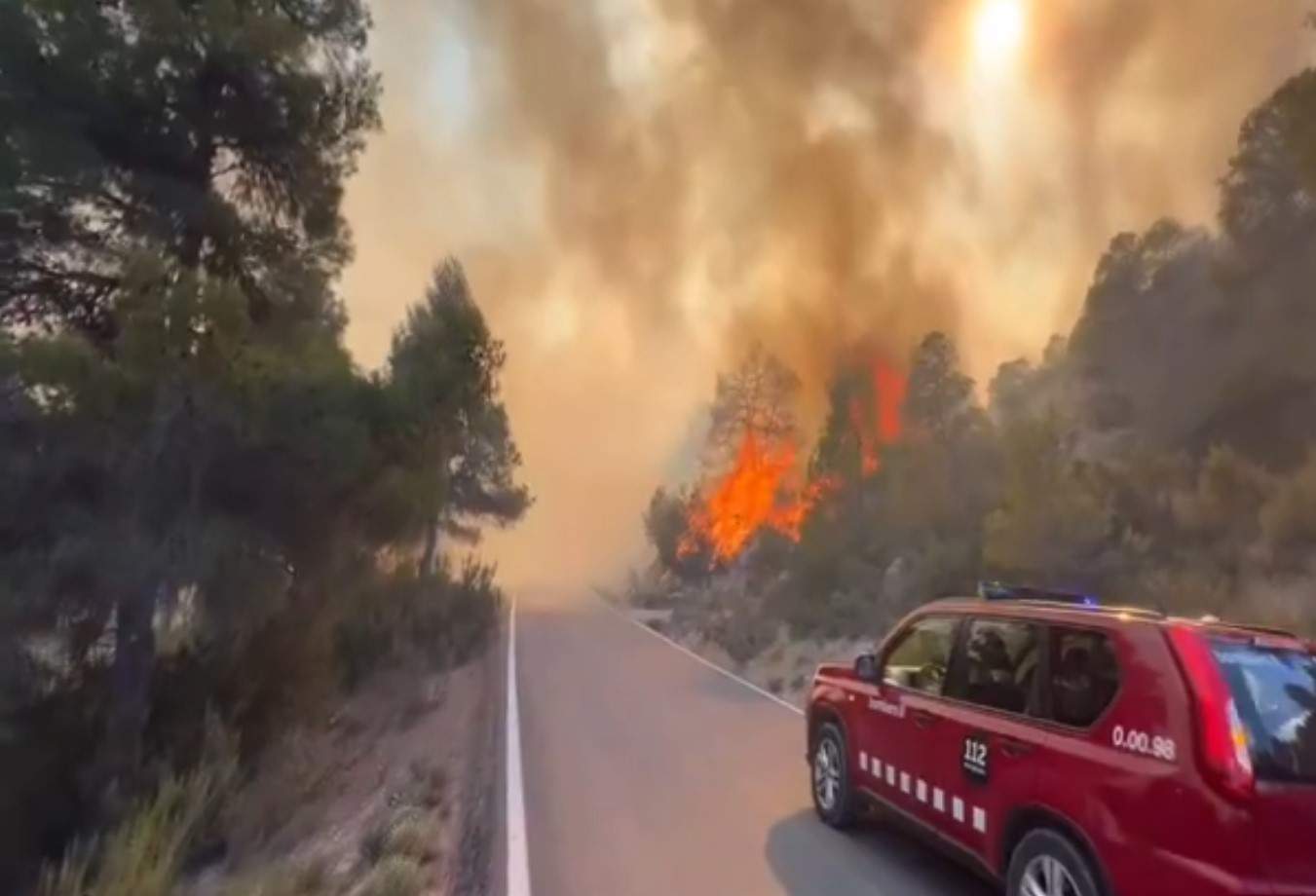 Un incendio iniciado en Aragón pasa a la Horta de Sant Joan y el viento de mistral complica la extinción
