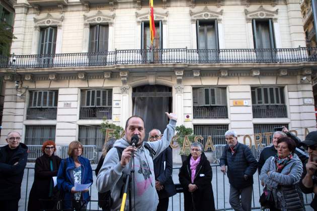 Concentració contra la comissaria de policia de Via Laietana. El periodista i vocal d'Òmnium David Fernàndez, intervé contra la prohibició de la Junta Electoral i el TSJC. Foto: Eva Parey Concentració contra la comissaria de policia de Via Laietana. El periodista i vocal d'Òmnium David Fernàndez, intervé contra la prohibició de la Junta Electoral i el TSJC. Foto: Eva Parey
