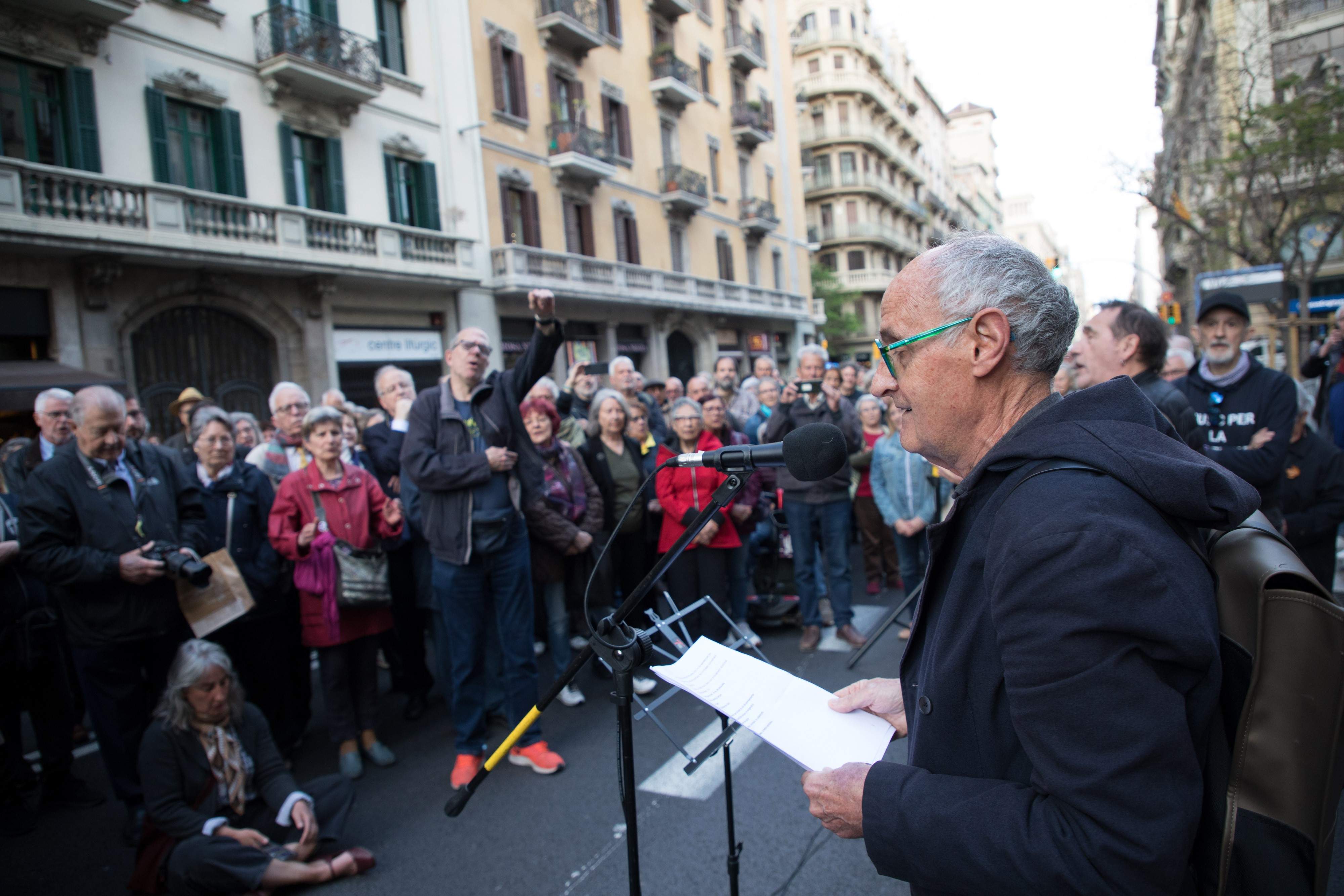 Concentració contra la comissaria de Via Laietana. Intervé l'advocat Pep Cruanyes. Foto: Eva Parey