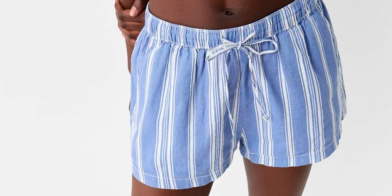 Hem caigut en la temptació del short masculí amb goma a la cintura de Bershka