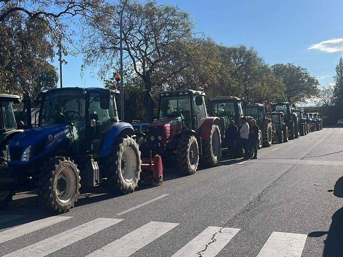 Una tractorada d’Unió de Pagesos talla la Gran Via per demanar un repartiment més equitatiu de l'aigua