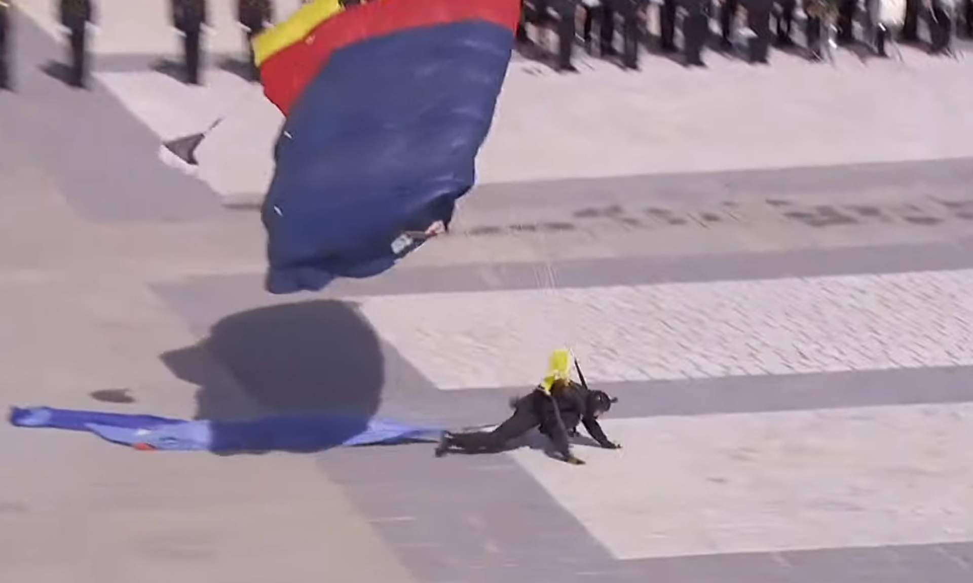 La caiguda d'un GEO en paracaigudes, protagonista de l'acte bicentenari de la Policia Nacional