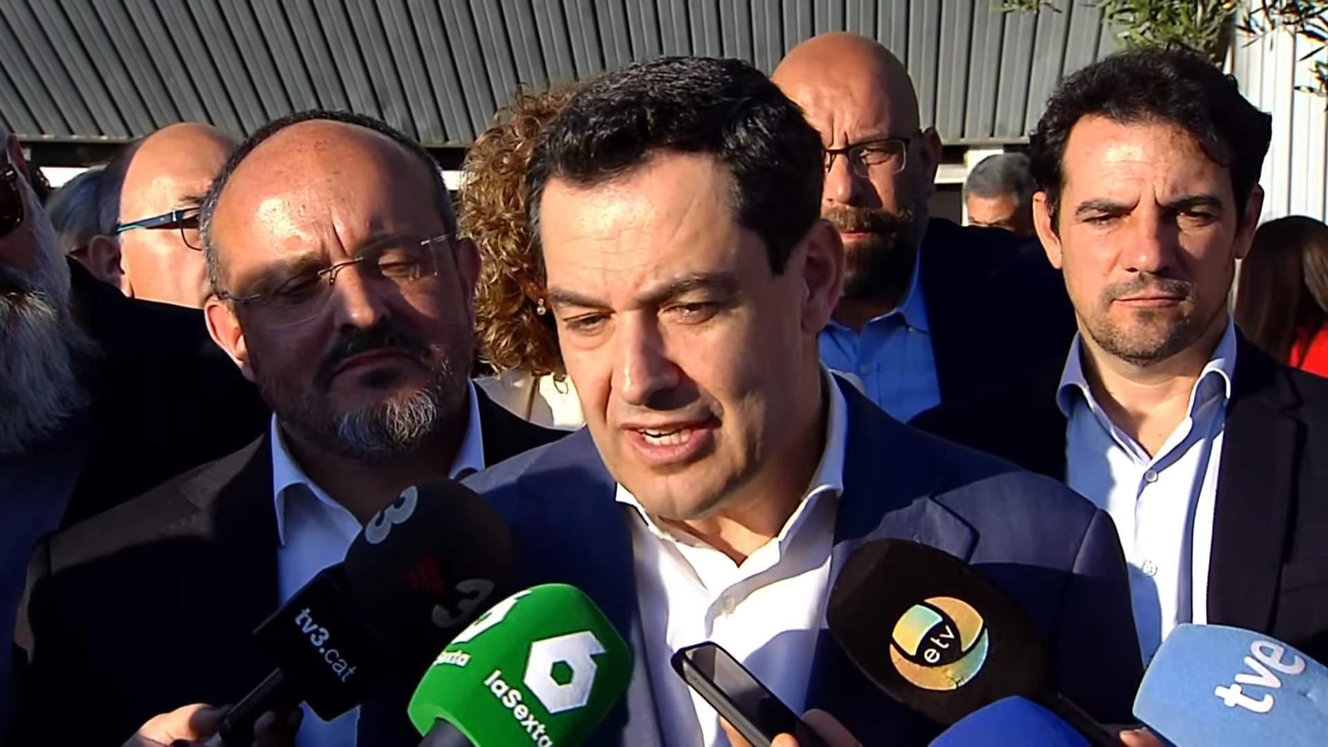 Juanma Moreno llama a los andaluces de Catalunya a dar una "oportunidad a Alejandro Fernández"