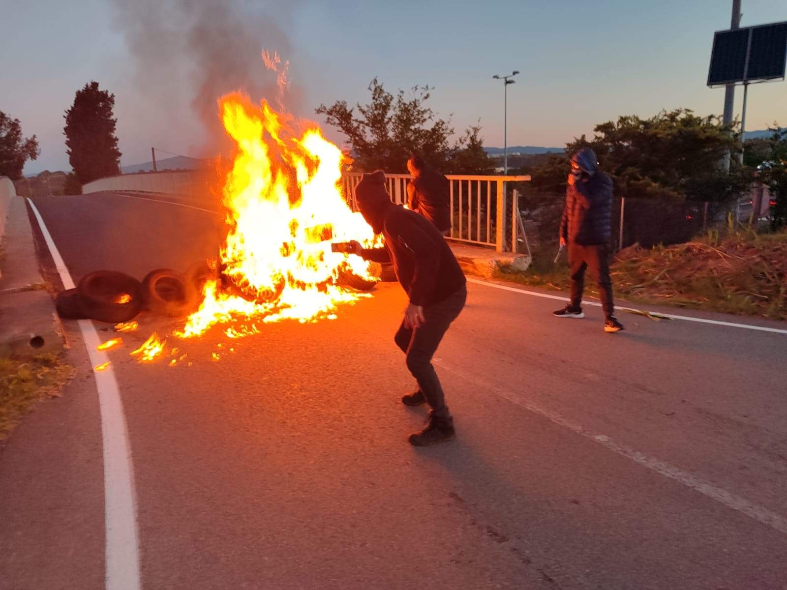 Los trabajadores de las cárceles de Catalunya incendian la recta final de la campaña del 12-M con barricadas