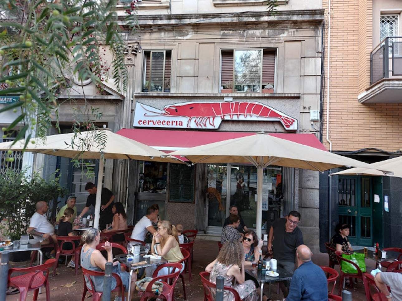 Tanca un bar històric de Sant Andreu després de més de 50 anys sent un referent al barri