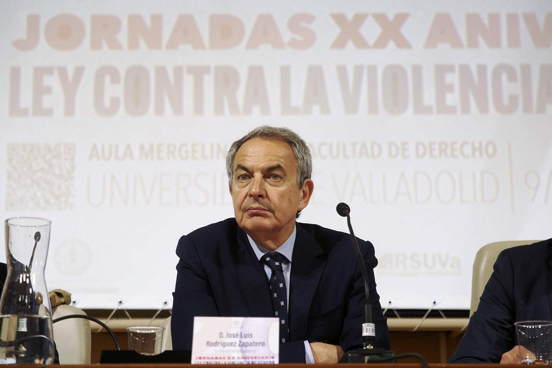 Zapatero ve un "disparate" que las leyes 'de concordia' de PP y Vox equiparen la República y la dictadura