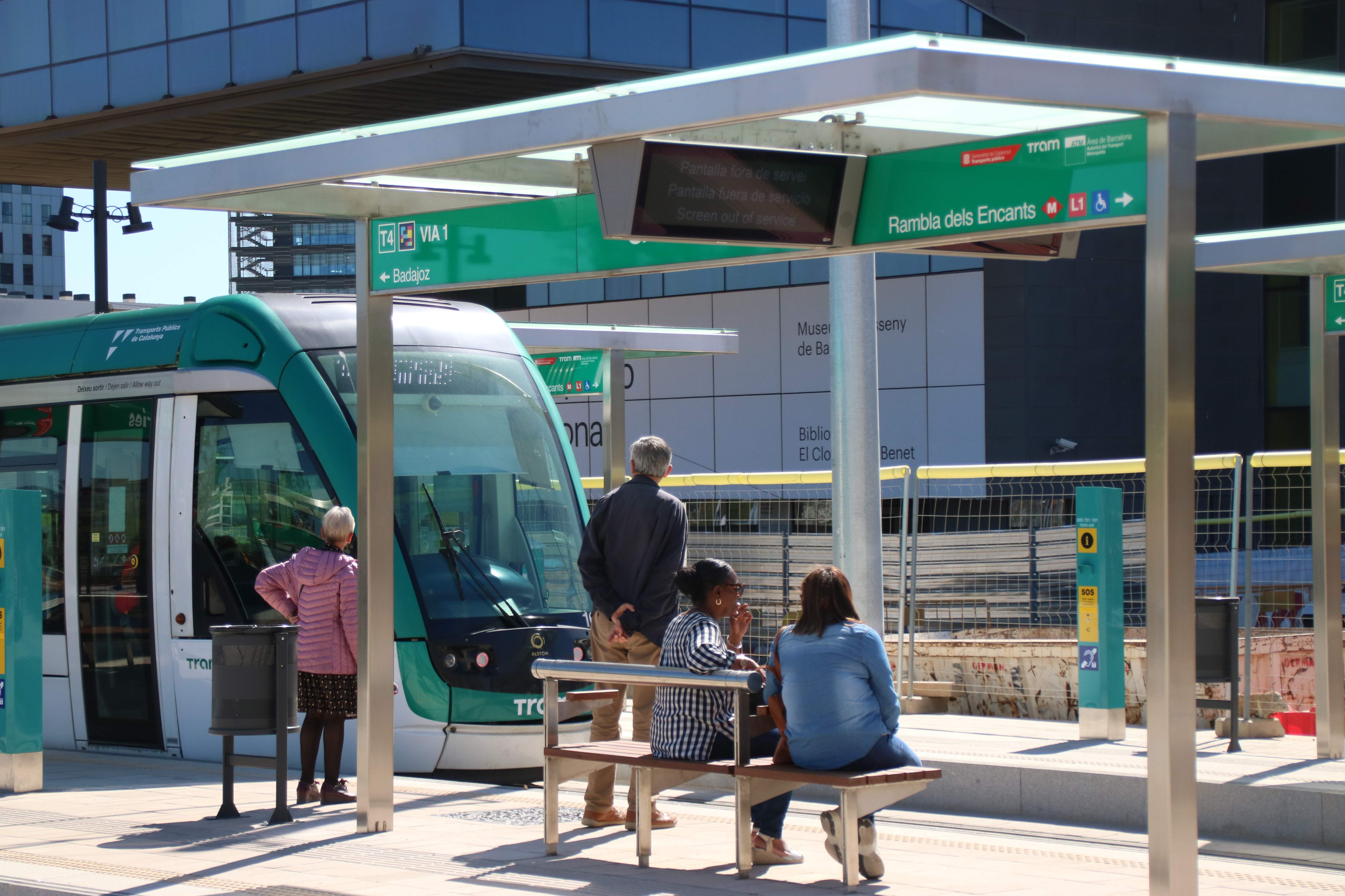 Primer pas de la connexió del tram fins a Verdaguer: estrena de la nova estació a Glòries