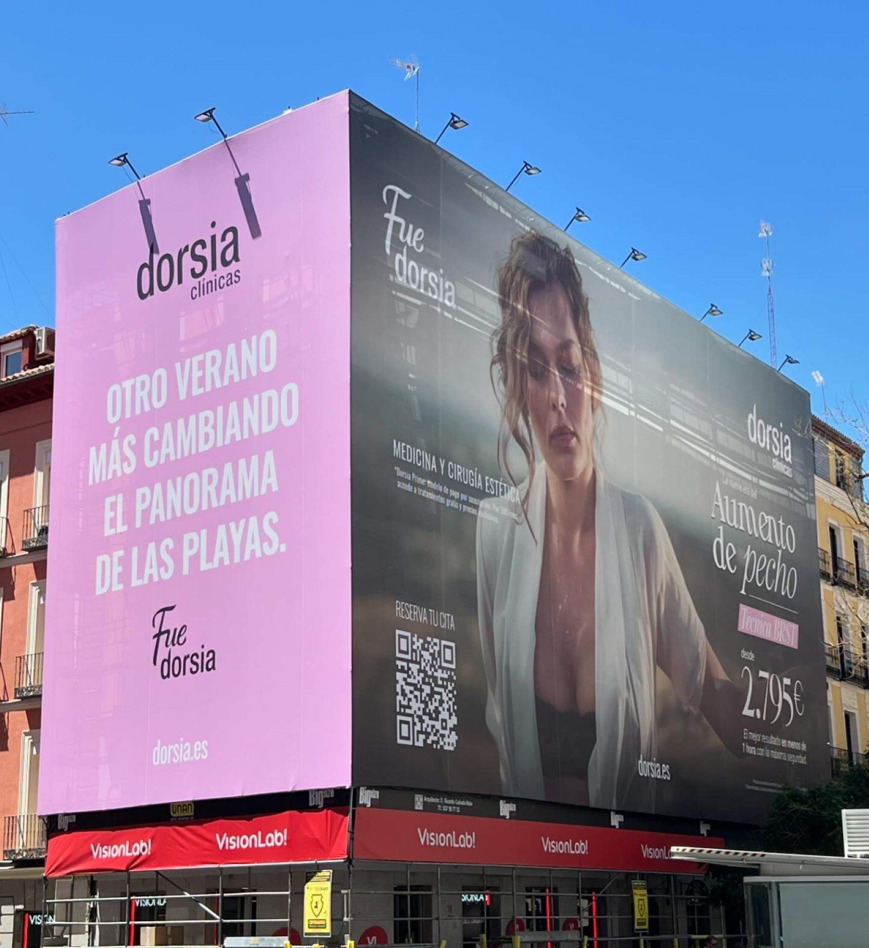 Polémica por la lona de una clínica estética que promociona el aumento de pecho con un mensaje sexista