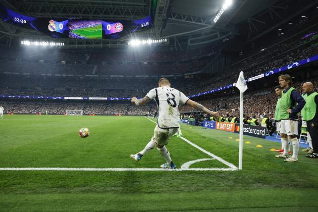 Toni Kroos executant un córner durant un partit de Champions amb el Reial Madrid / Foto: EFE
