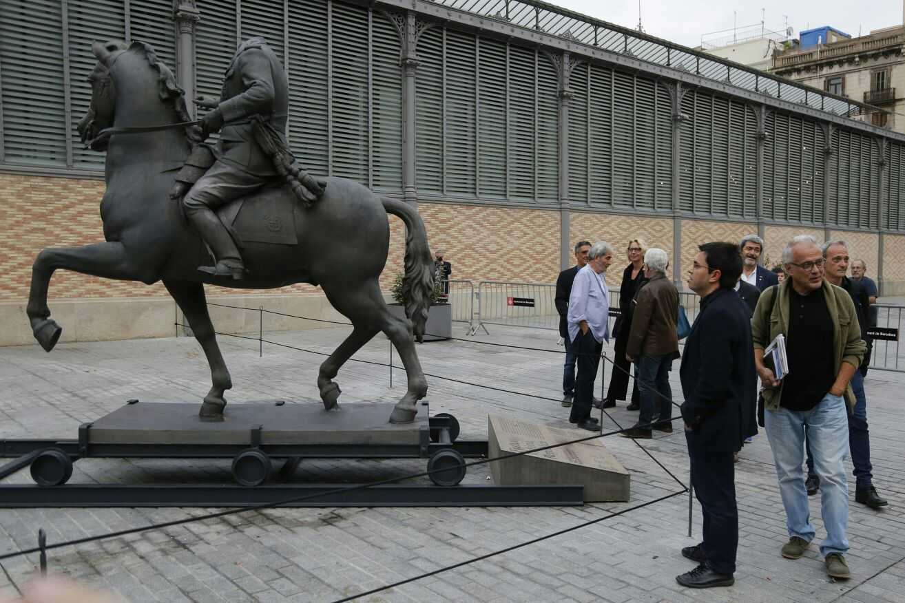 Barcelona reacciona, por fin, a los monumentos franquistas