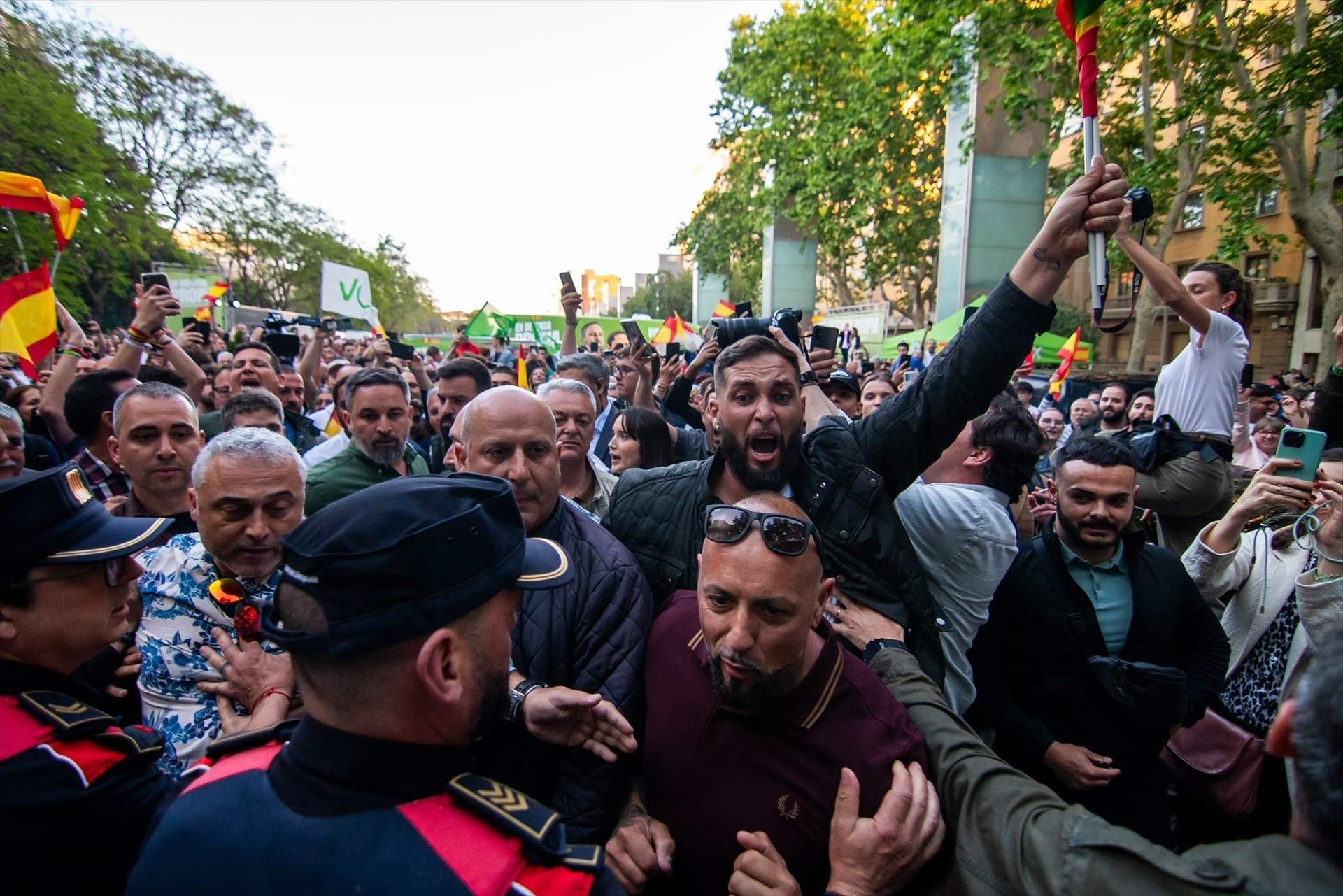 Abascal s'encara a uns manifestants antifeixistes a Reus