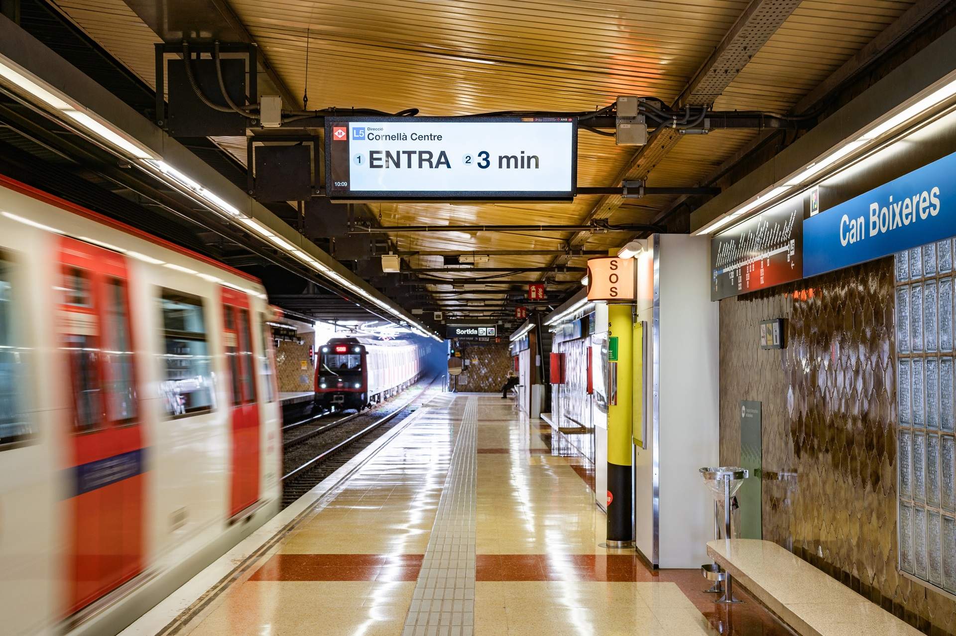 El metro de Barcelona empieza a instalar nuevas pantallas de información al usuario