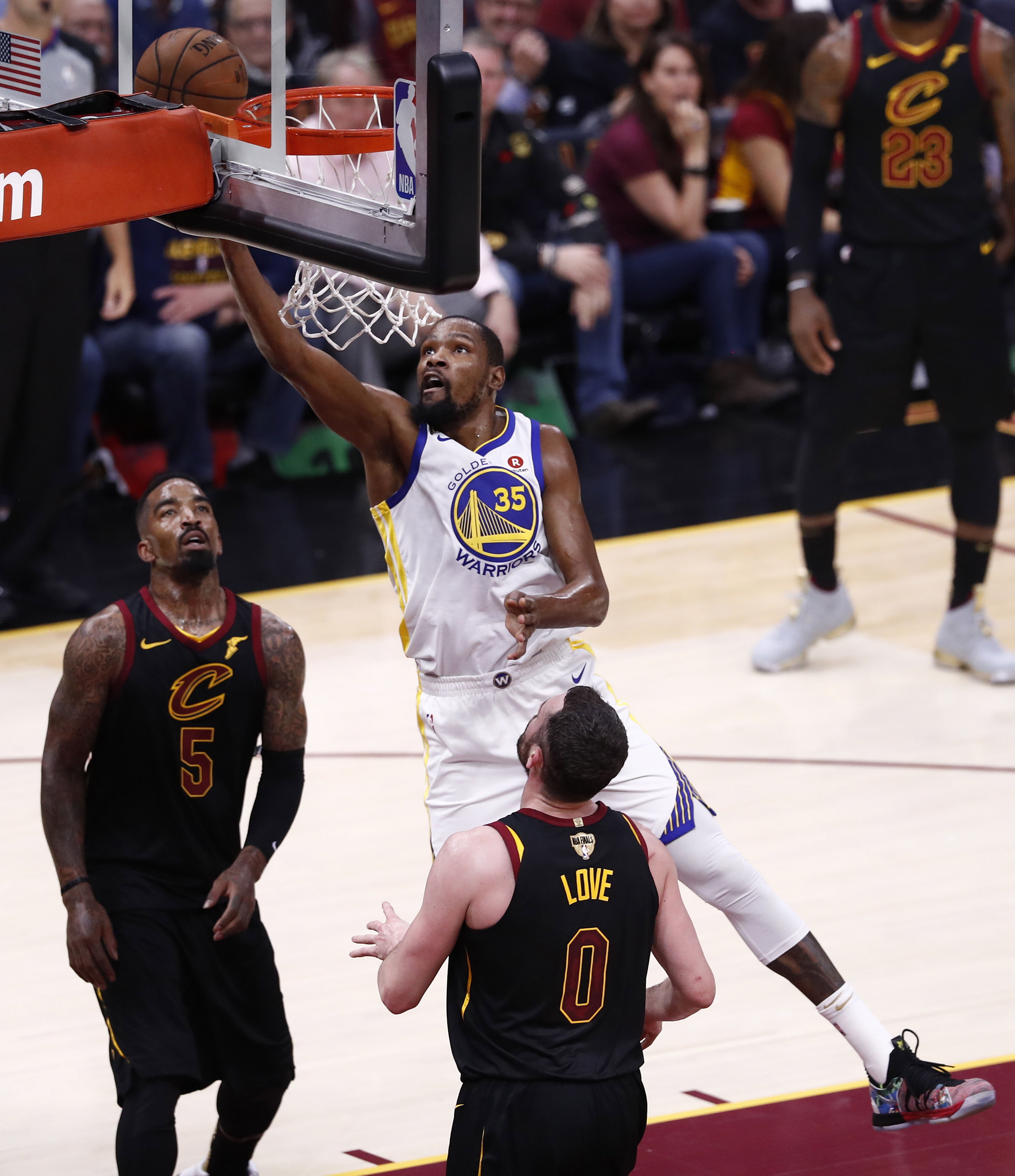 Kevin Durant conquista Cleveland y los Warriors acarician el anillo (102-110)