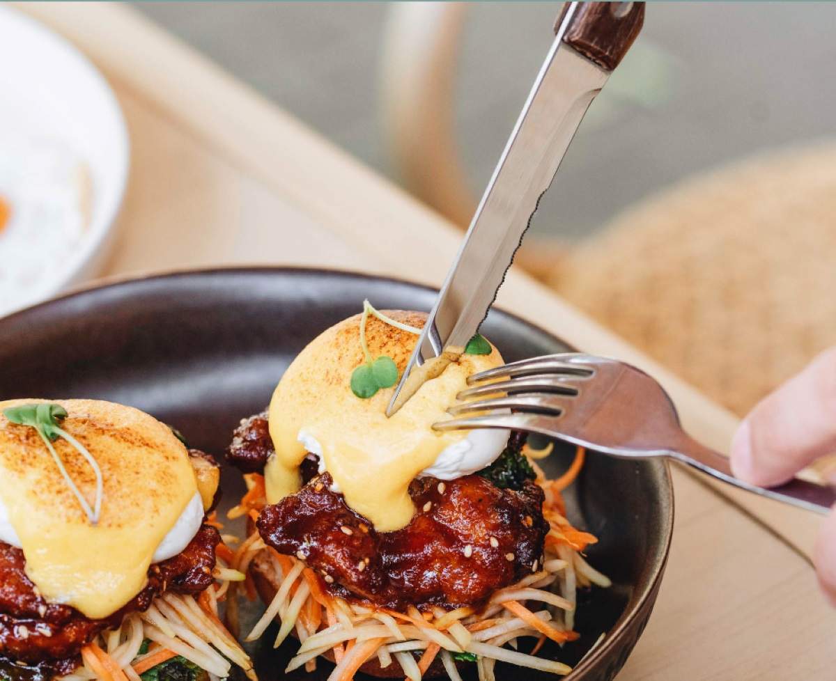 Un restaurante con un par de huevos que sorprende la clientela con platos modernos de calidad