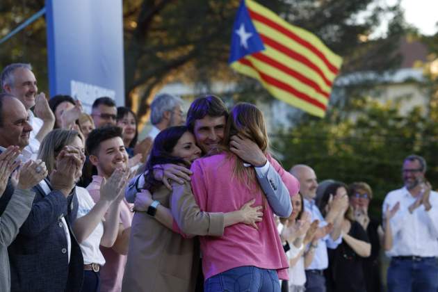 Mònica Sales, Salvador Verges i Jeannine Abella. Acte final campanya Junts Elna, Carles Puigdemont / Carlos Baglietto