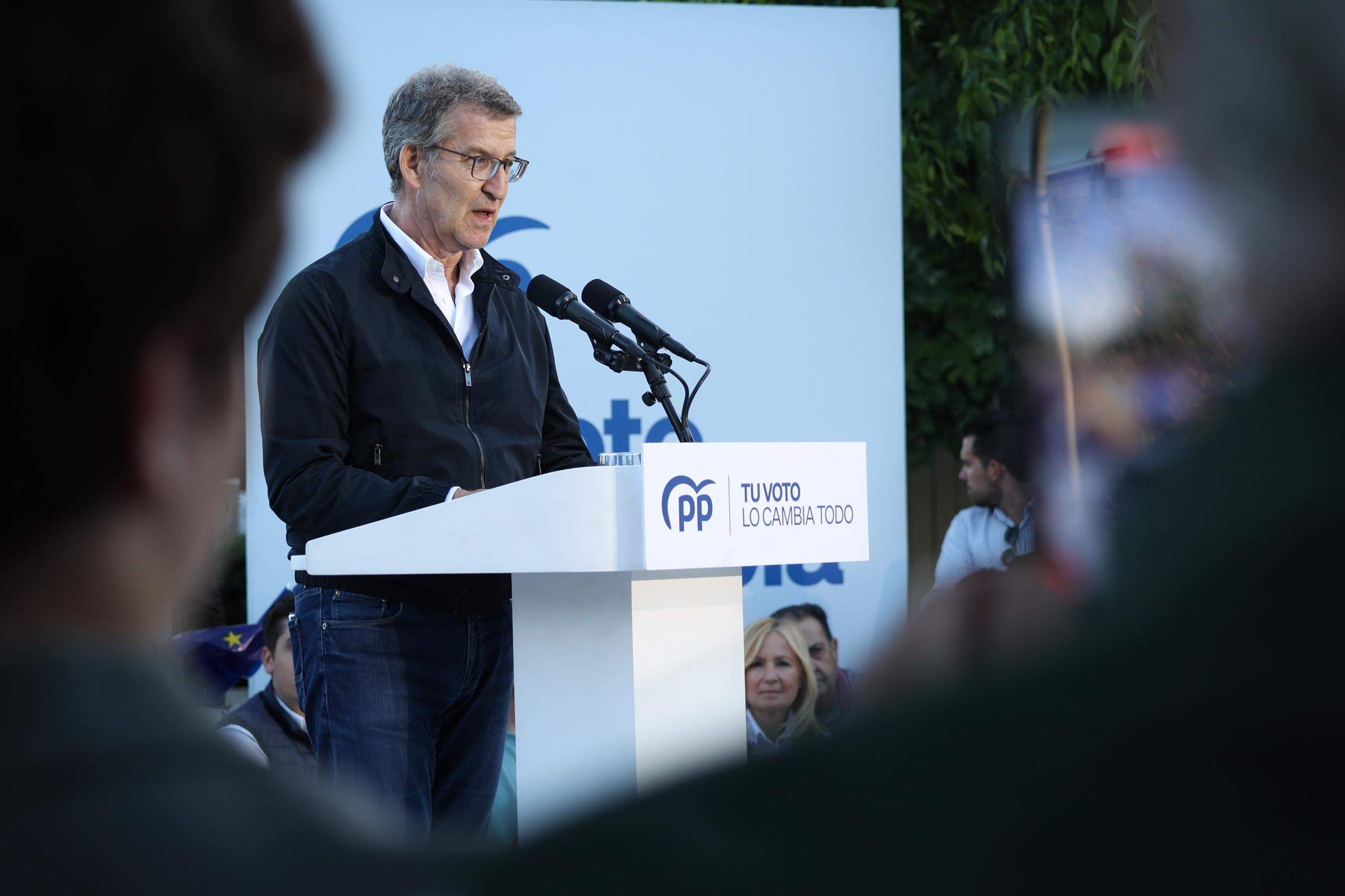 Feijóo acusa a Sánchez de abandonar a los agricultores en su "póquer" con Puigdemont