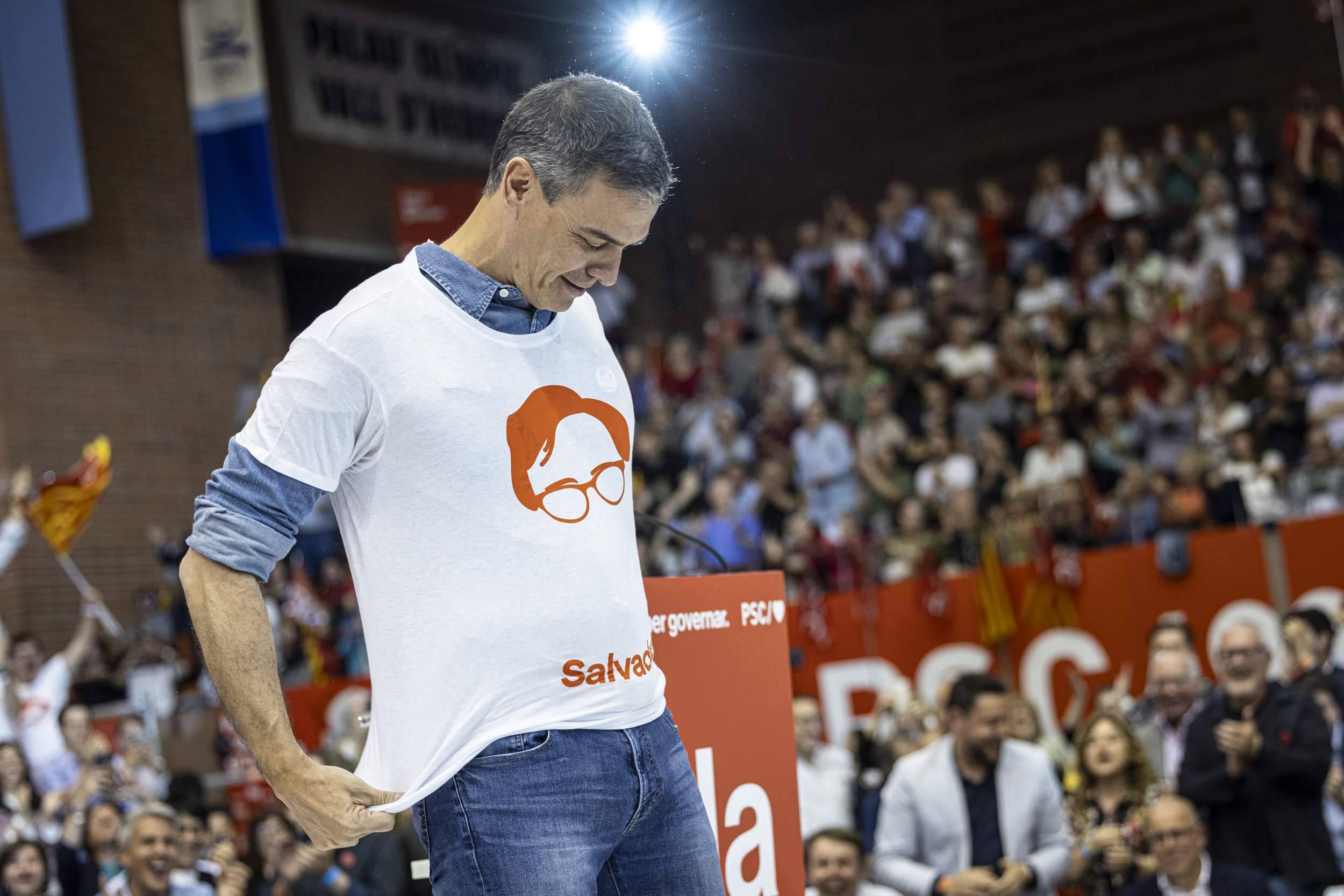 El triomf del PSC arrela Sánchez a la Moncloa a l’espera de les aliances al Parlament