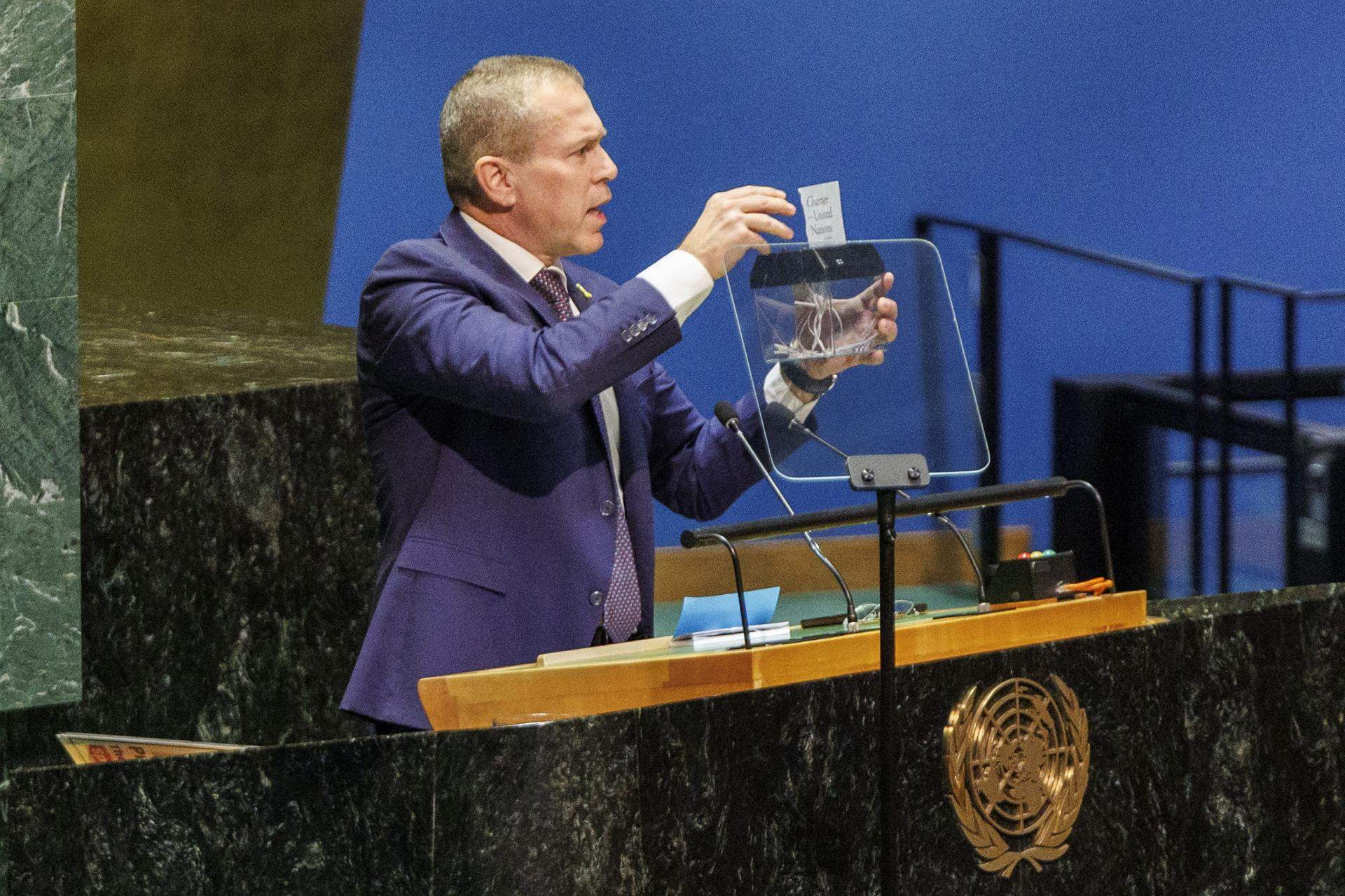 Indignación de Israel por la resolución de Palestina: el embajador tritura la carta de la ONU | VÍDEO