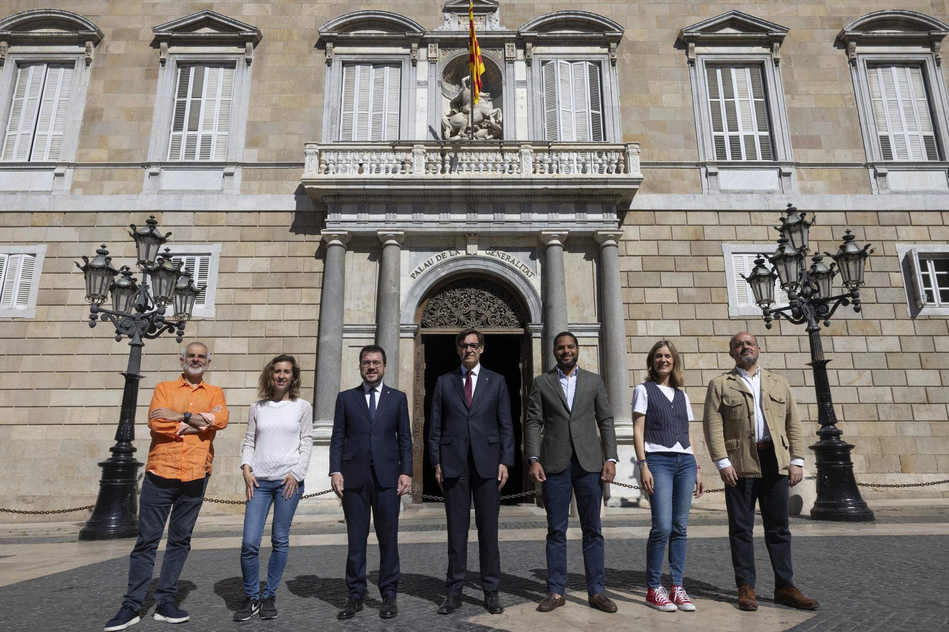 Els candidats a les eleccions del 12 de maig, Carlos Carrizosa, Laia Estrada, Salvador Illa, Ignacio Garriga, Jéssica Albiach i Alejandro Fernández, sense el candidat de Junts, Carles Puigdemont / Efe