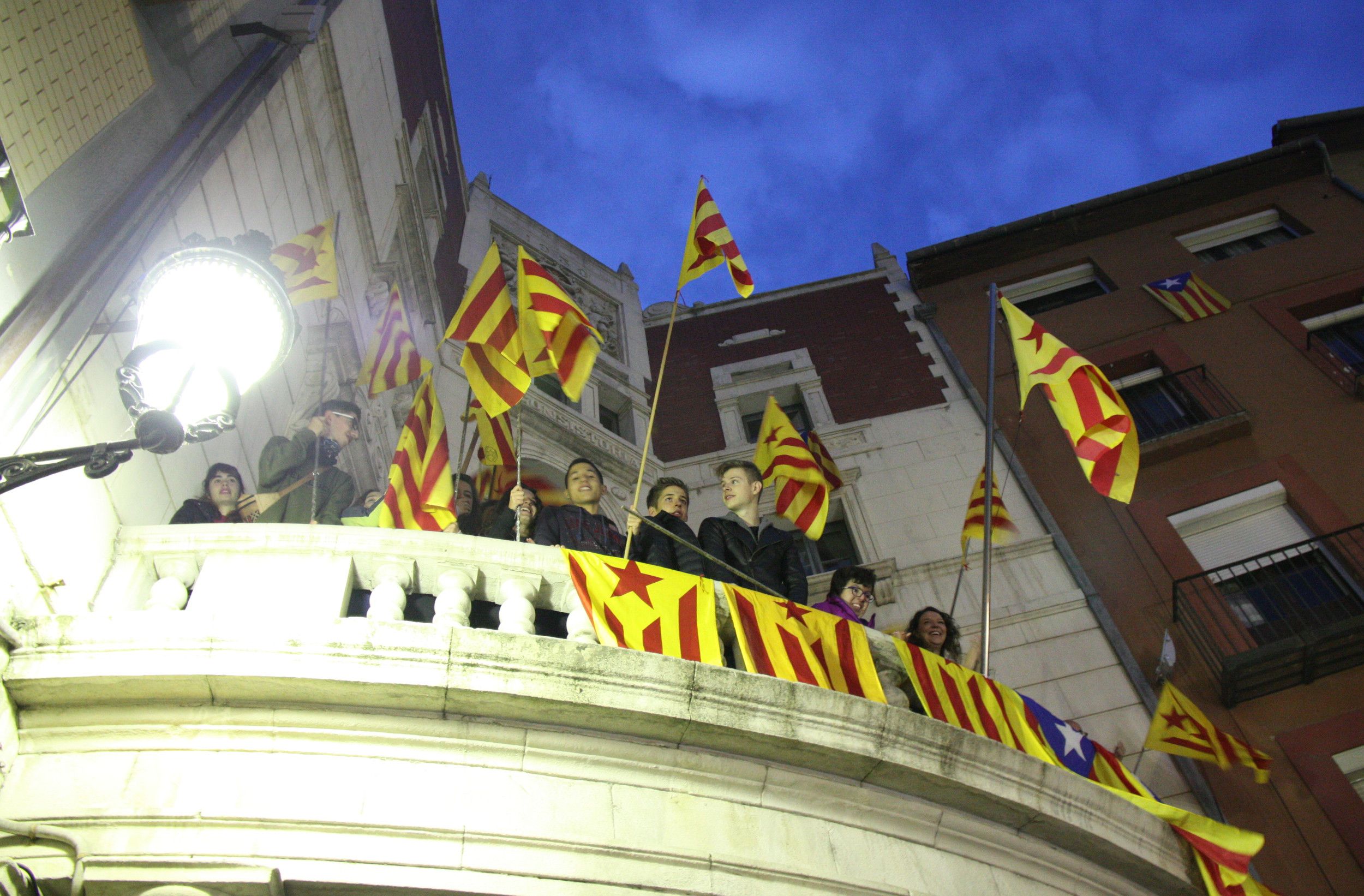 Ofensiva de independentistas y 'comunes' para defender el referéndum en los ayuntamientos