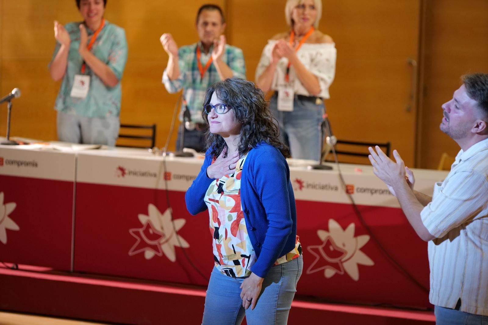 Mónica Oltra reaparece entre aplausos de sus compañeros de partido, dos años después de su dimisión